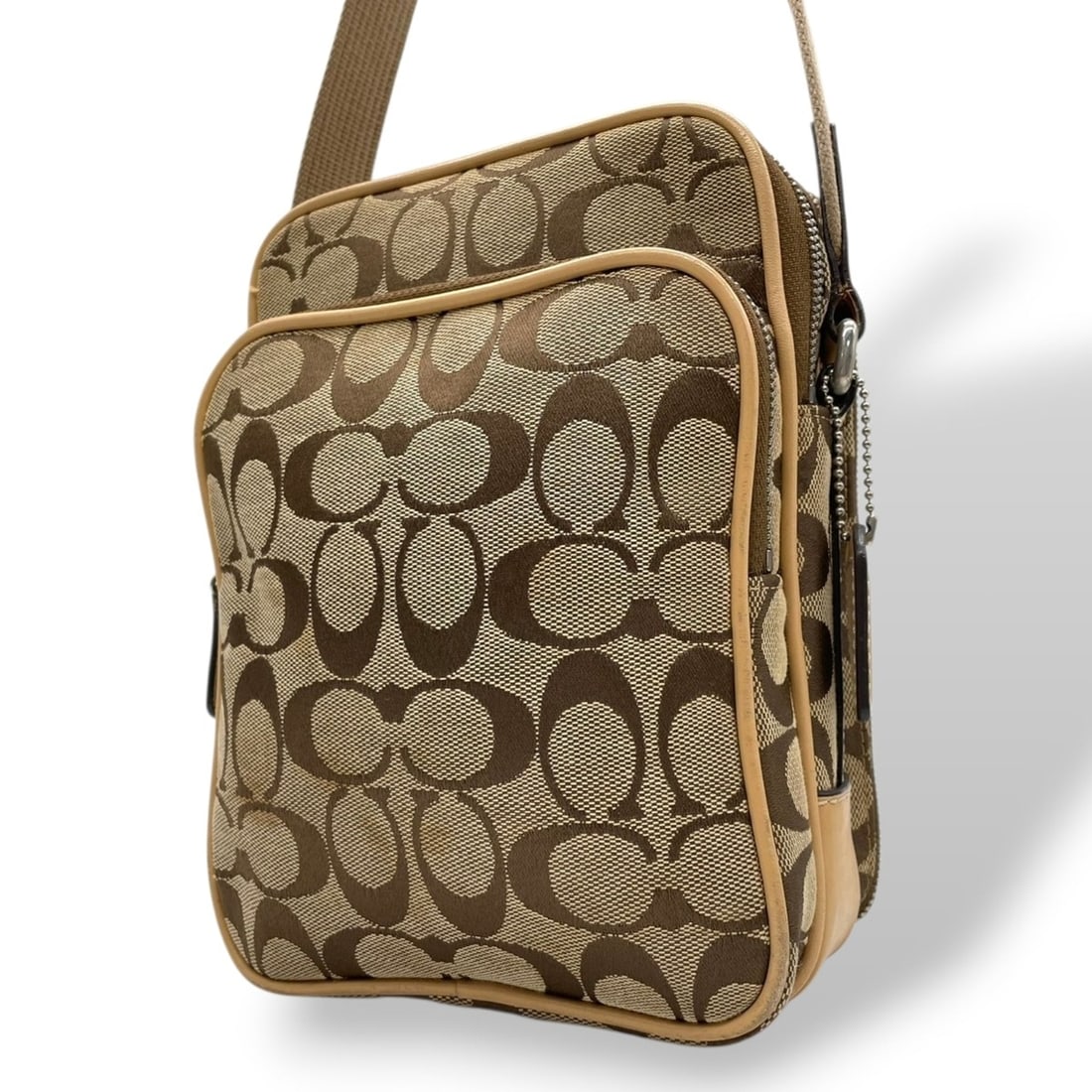 Coach Signature Shoulder Bag/Camera Bag/Crossbody Canvas/Leather Bag in Brown and Beige for Men: --- Catalog ---Category: SizeSize (HxWxD): 23cm x 16cm x 10cm / 9.05'' x 6.29'' x 3.93''Category: DesignType: Shoulder bagColor: Beige, BrownGender: Men,WomenMaterial: Canvas , Leather Category: Gener