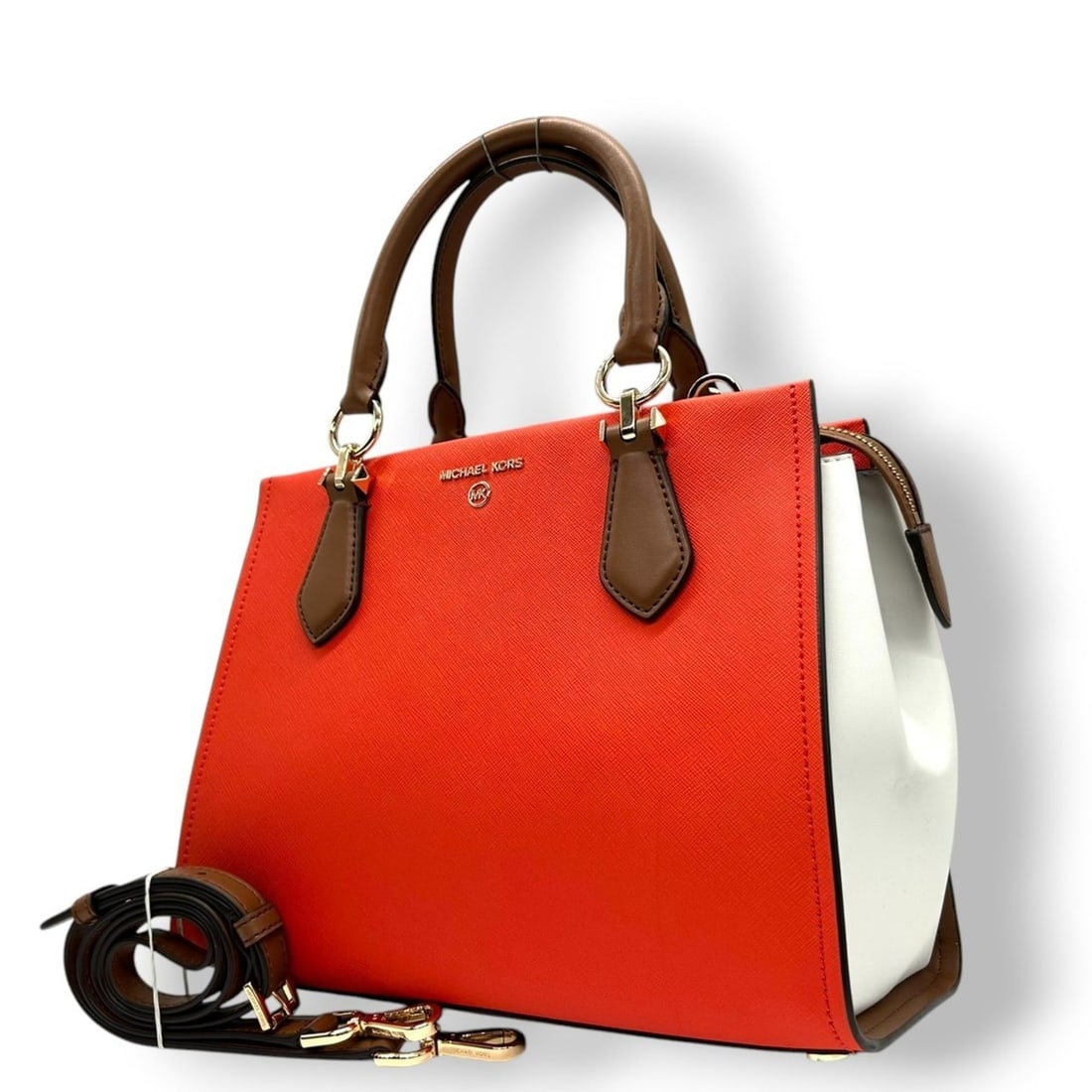 Michael Kors handbag/shoulder bag in leather, red, white, brown, and gold hardware, women's size 7: --- Catalog ---Category: SizeSize (HxWxD): 21cm x 28cm x 12cm / 8.26'' x 11.02'' x 4.72''Category: DesignType: Handbag, Shoulder bagColor: Brown, Red color, WhiteGender: WomenMaterial: PVC , Leather C