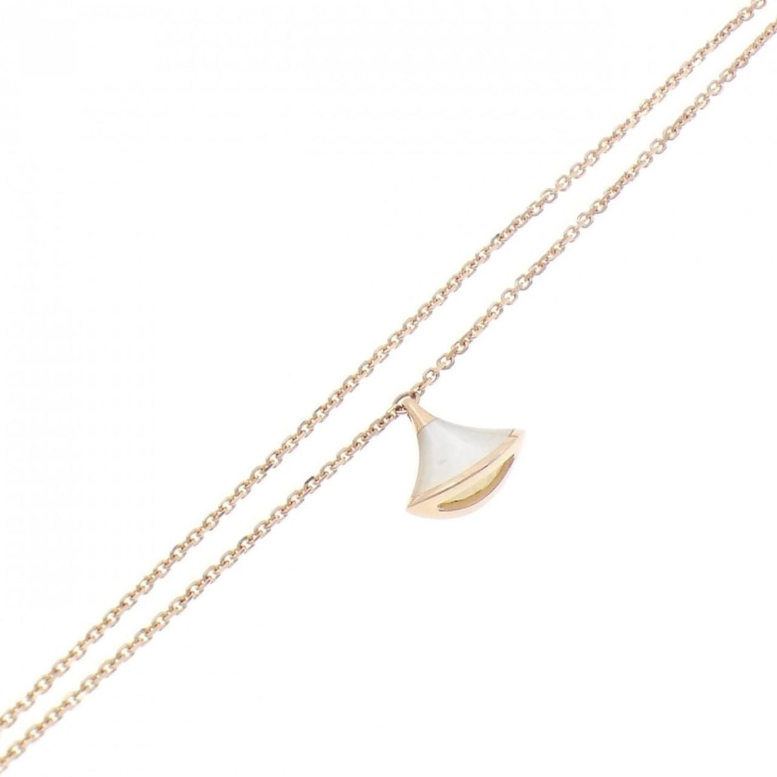 Bvlgari Diva's Dream Bracelet: --- Catalog ---Category: SizeLength: 17cm - 20cm / 6.69'' - 7.87''Category: DesignType: Charm braceletColor: Pink goldStone: Mother of pearlGender: WomenMaterial: Pink gold (18K)Category: GeneralBrand