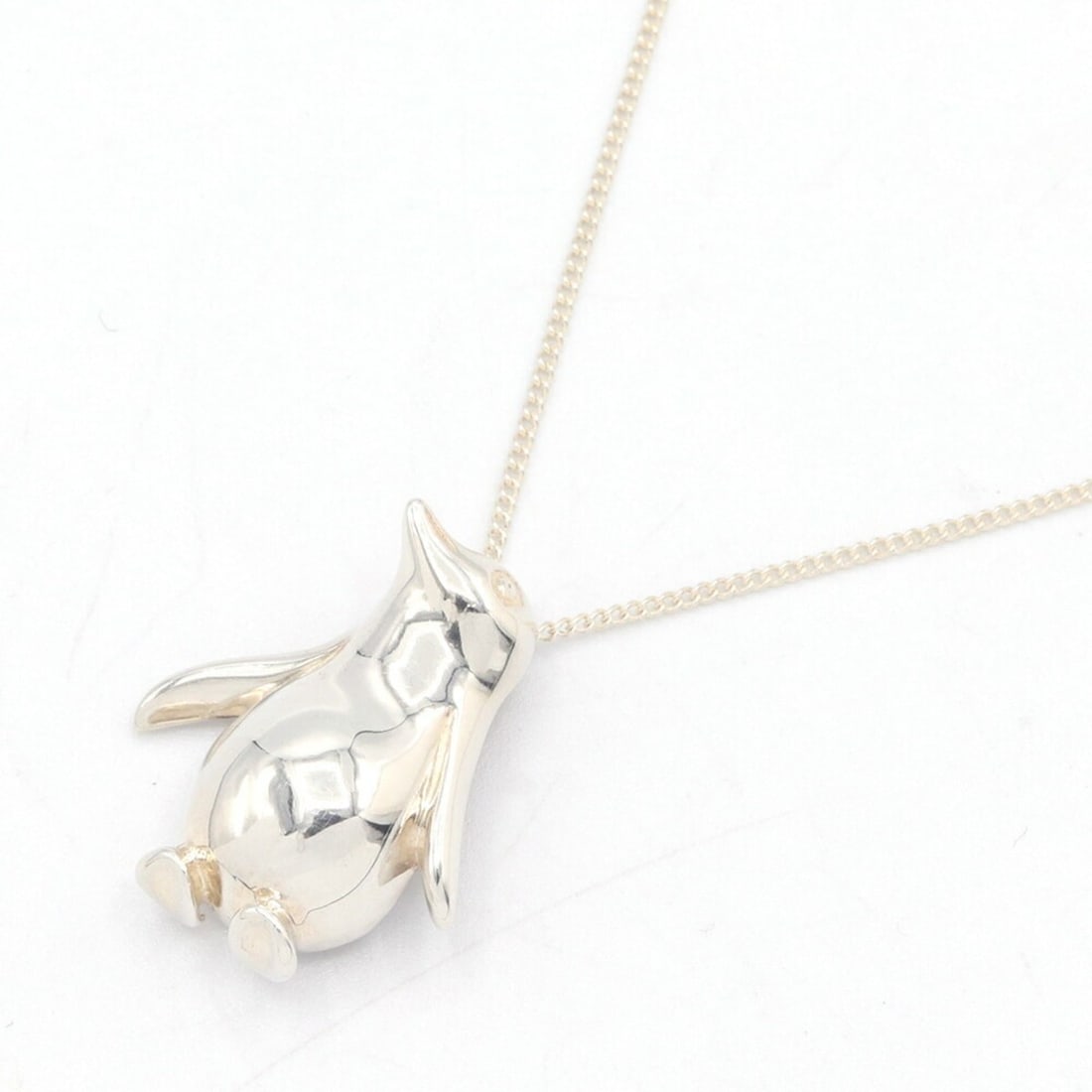 Tiffany & Co. penguin necklace in sterling silver (925) for women.: --- Catalog ---Category: SizePendant Size: 1.8mm x 2.1mm / 0.07'' x 0.08''Neck Circumference: 41.5 cm / 16.33''Category: DesignColor: SilverGender: WomenMaterial: Sterling silver 925Pendant Type: Pend