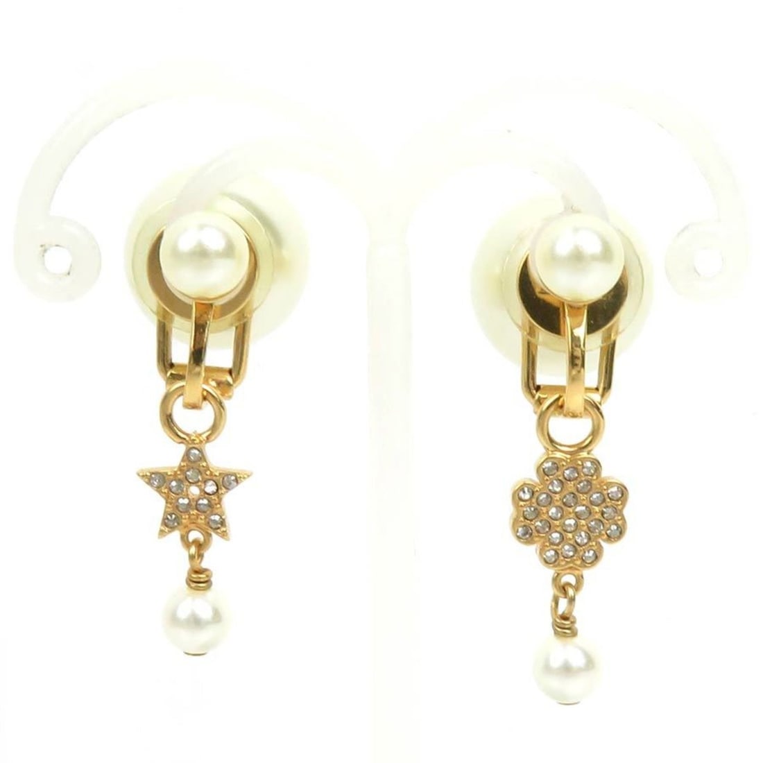 Christian Dior Earrings, Metal/Faux Pearl, Gold and White, Women's, h31806a: --- Catalog ---Category: DesignType: Clip earringsColor: Gold, WhiteGender: WomenMaterial: Artificial pearl, MetalCategory: GeneralBrand: Christian DiorCountry of Origin: Italy--- Item List ---Section