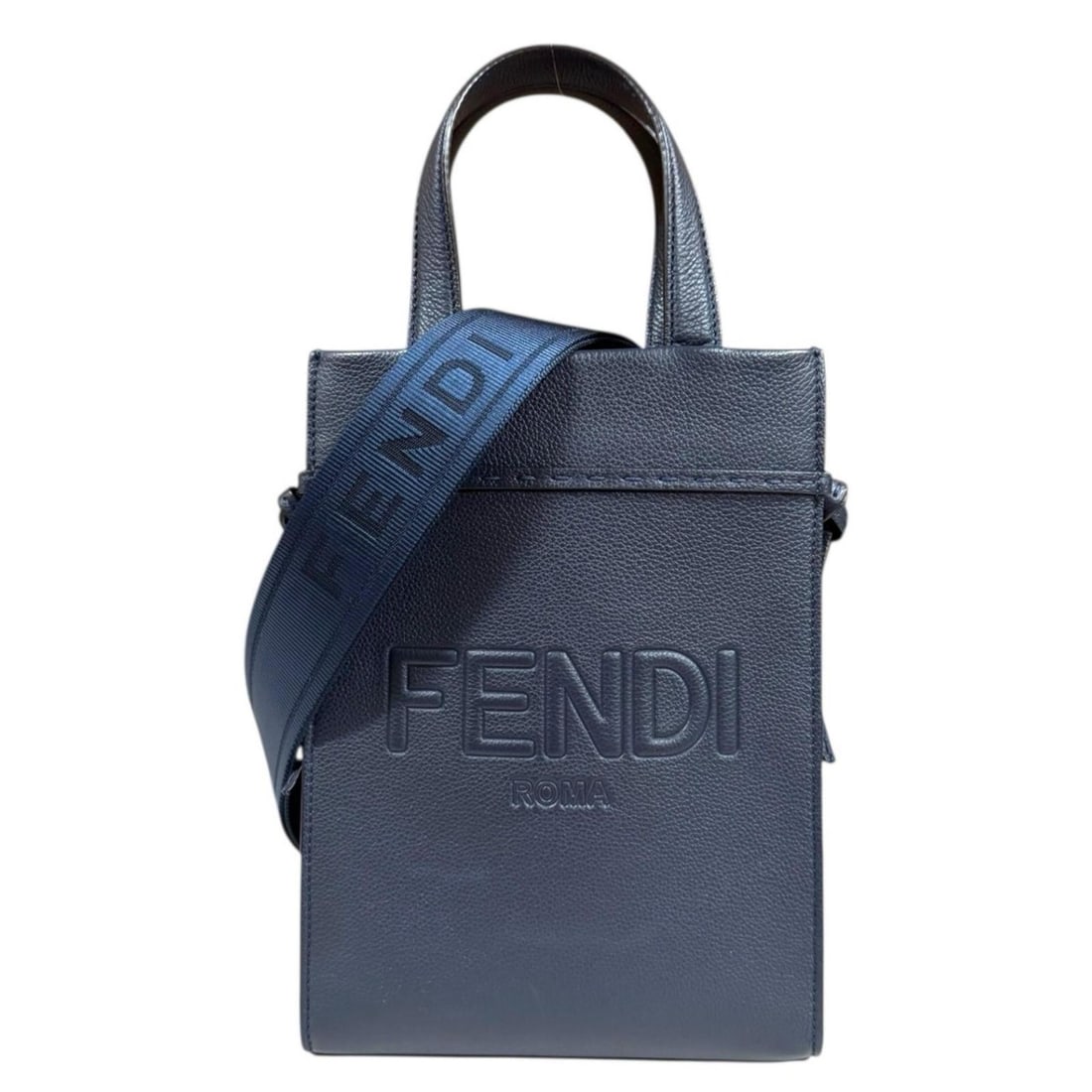 Fendi Go-To Shopper Small Shoulder Bag, Leather, 7VA584, Navy, Men's, Pre-owned, 2-Way: --- Catalog ---Category: SizeSize (HxWxD): 24.5cm x 18cm x 8.5cm / 9.64'' x 7.08'' x 3.34''Category: DesignType: Shoulder bagColor: NavyGender: MenMaterial: Leather Category: GeneralBrand: FendiCountr