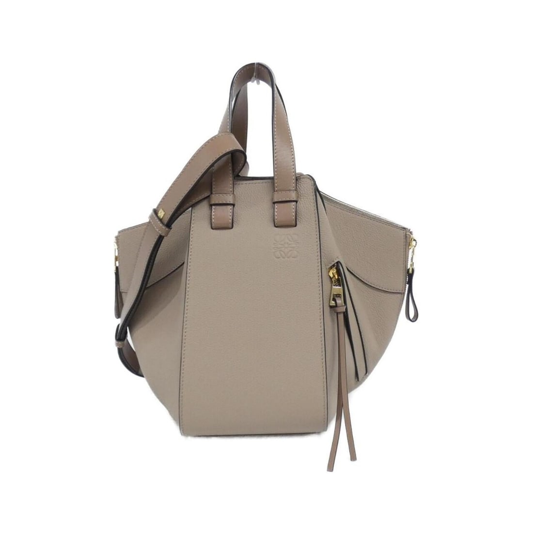Loewe Hammock Small Shoulder Bag A538S35X51: --- Catalog ---Category: SizeSize (HxWxD): 24cm x 33cm x 28cm / 9.44'' x 12.99'' x 11.02''Category: DesignType: Shoulder bagColor: SandGender: WomenMaterial: Leather Hardware Color: GoldLeather/Fur Ty