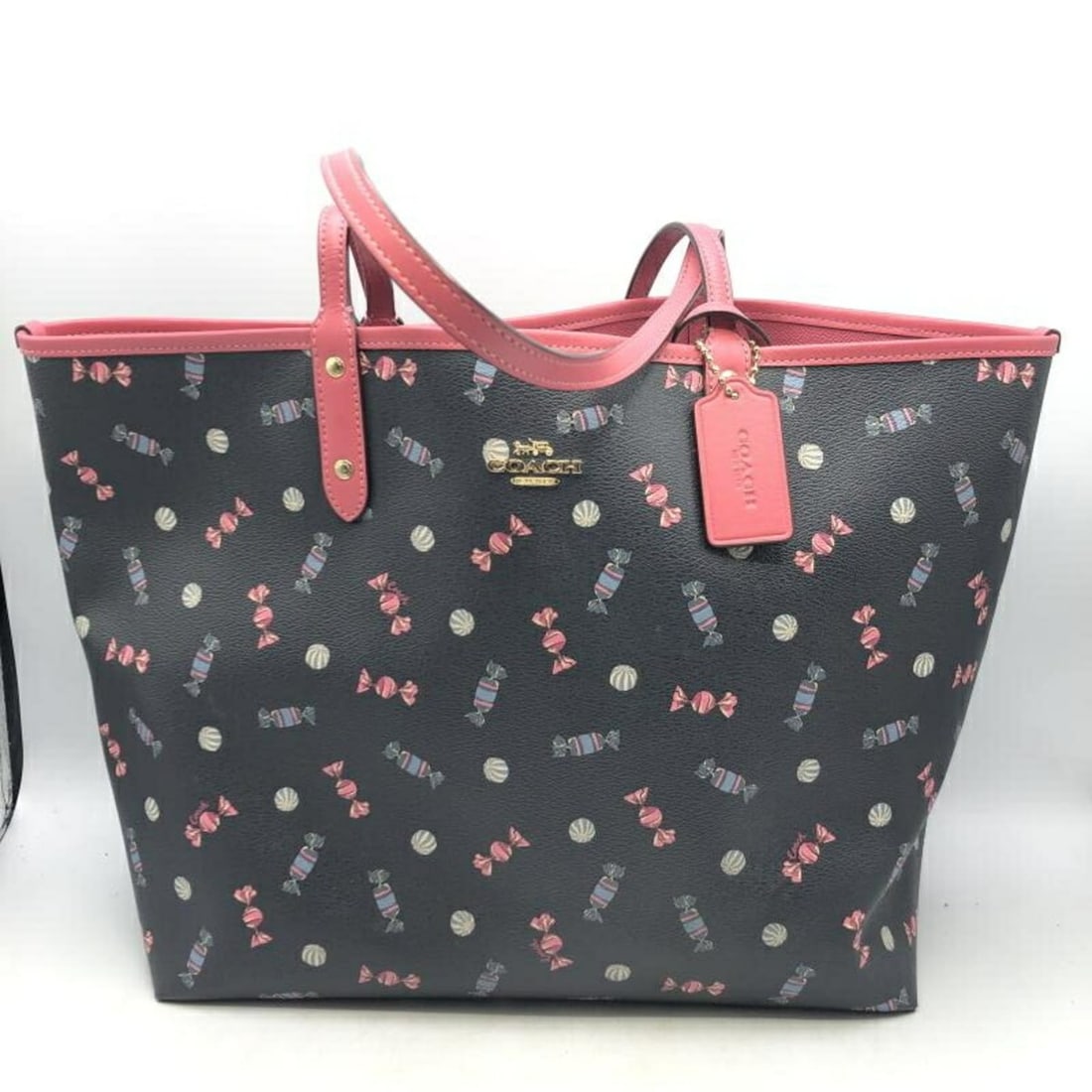 COACH Reversible City Tote Candy Print F72722 Bag Navy Pink Coach: --- Catalog ---Category: SizeSize (HxWxD): 28cm x 33cm x 16cm / 11.02'' x 12.99'' x 6.29''Category: DesignType: Tote bagColor: Navy, PinkGender: WomenCategory: GeneralMPN: F72722Brand: CoachCountry of