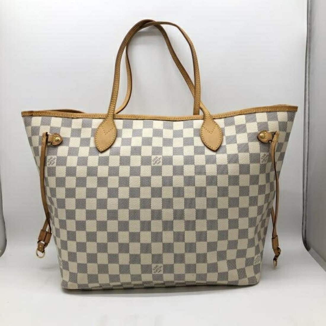 LOUIS VUITTON Neverfull MM M51107 Damier Azur Tote Bag Louis Vuitton: --- Catalog ---Category: SizeSize (HxWxD): 29cm x 48cm x 16cm / 11.41'' x 18.89'' x 6.29''Strap Length: 55.5cm / 21.85''Category: DesignType: Tote bagGender: WomenMaterial: Damier Azur Category: Gener