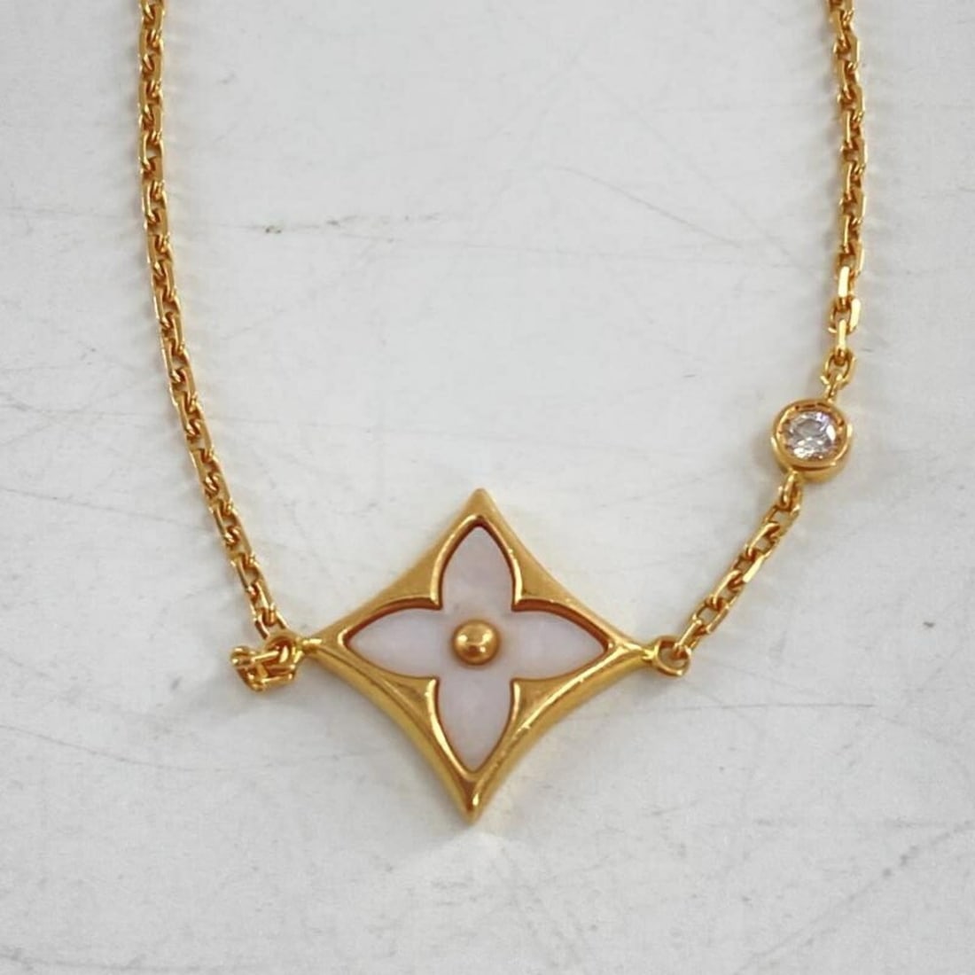 LOUIS VUITTON Star Blossom Bracelet Q95538 Pink Gold Louis Vuitton Au750: --- Catalog ---Category: SizeTotal Length: 18cm / 7.08''Category: DesignType: Charm braceletColor: Pink goldGender: WomenMaterial: Pink gold (18K)Category: GeneralBrand: Louis Vuitton--- Item List ---