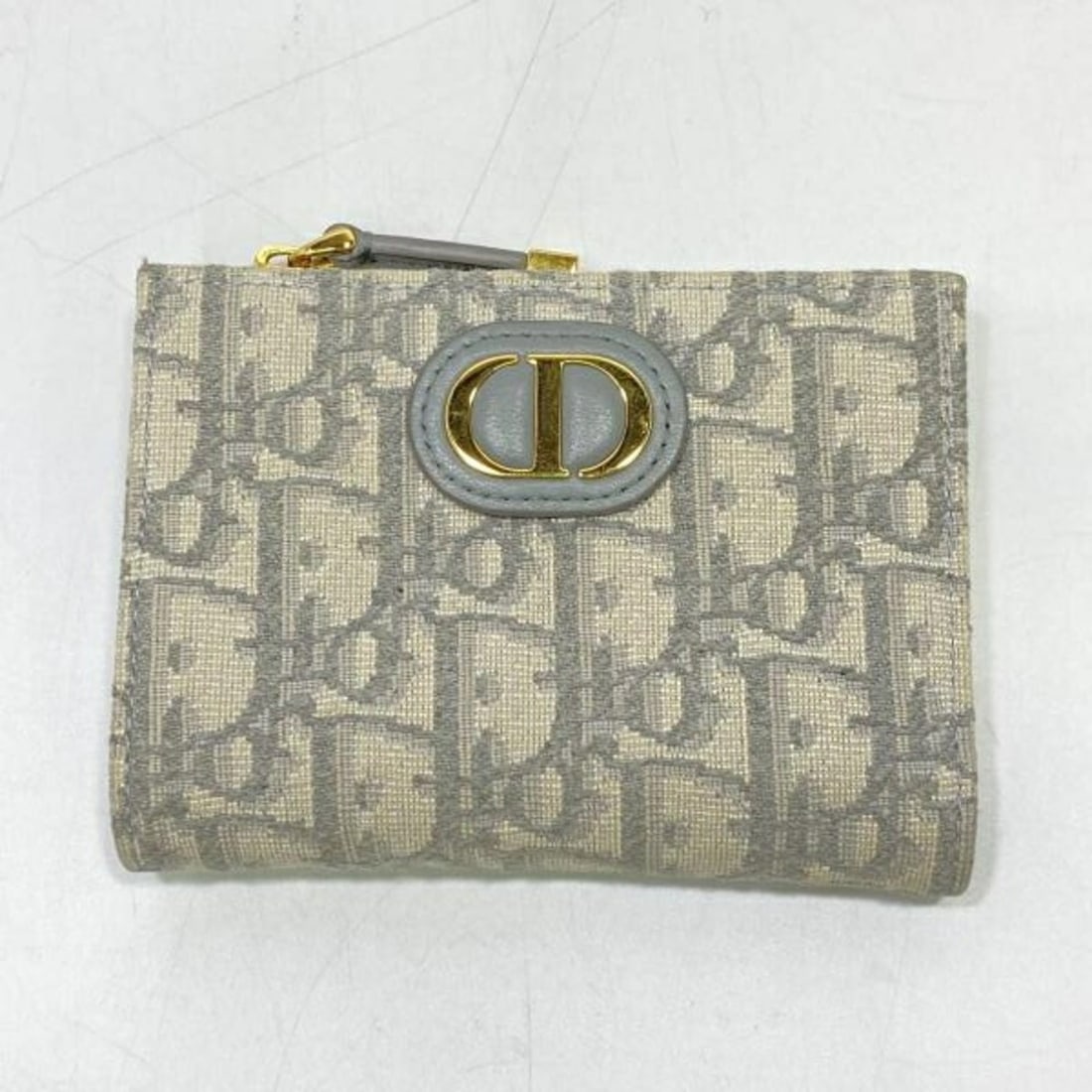 Christian Dior Montaigne 30 Dahlia Bifold Wallet 97MA 1204: --- Catalog ---Category: SizeSize (HxWxD): 9cm x 12cm x 1.5cm / 3.54'' x 4.72'' x 0.59''Category: DesignType: Wallet (bi-fold)Gender: WomenCategory: GeneralBrand: Christian Dior--- Item List ---Sectio