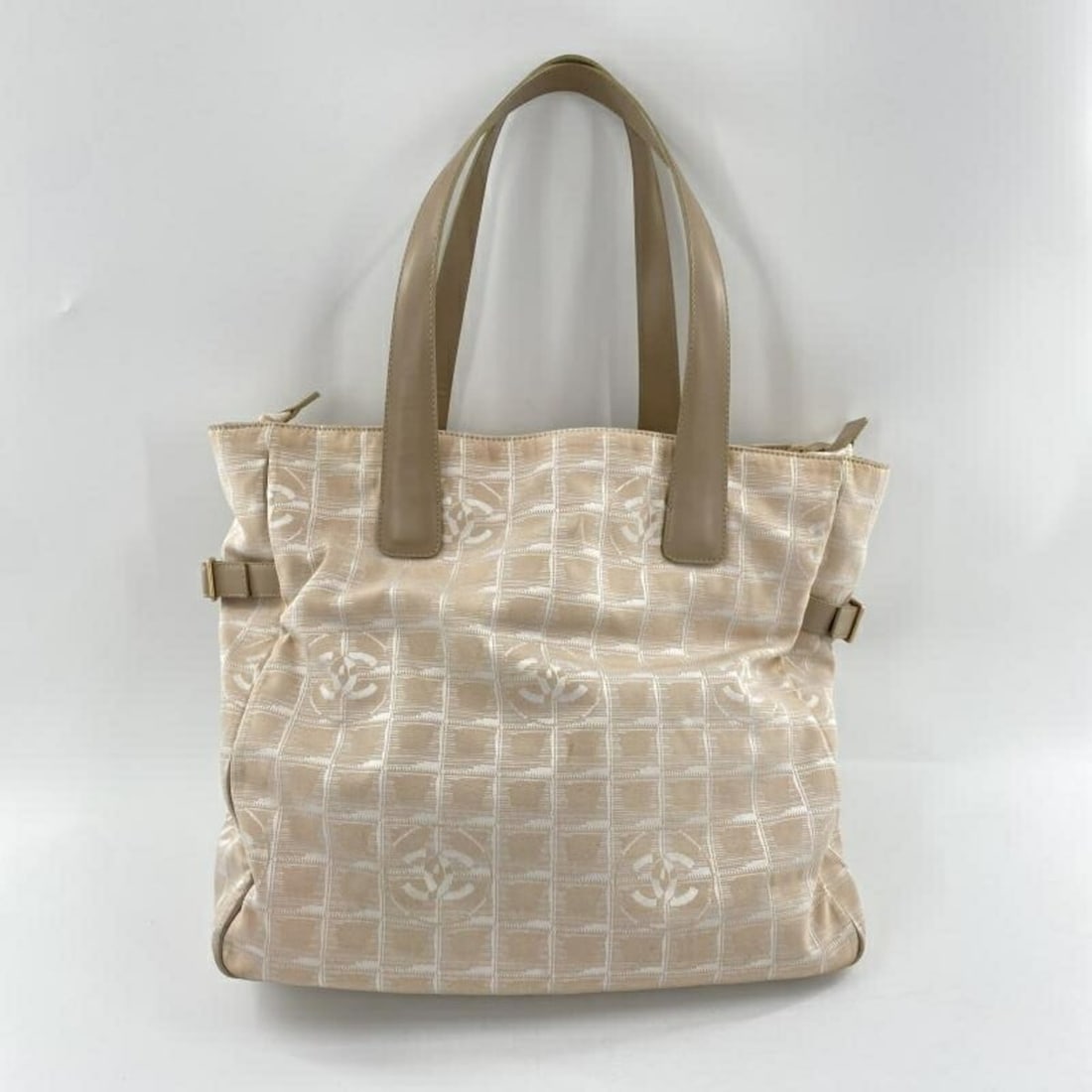 CHANEL Tote GM New Travel Line Bag Pink Chanel: --- Catalog ---Category: SizeSize (HxWxD): 31cm x 44cm x 11.5cm / 12.2'' x 17.32'' x 4.52''Handle Length: 58cm / 22.83''Category: DesignType: Tote bagColor: PinkGender: WomenMaterial: New Travel Line