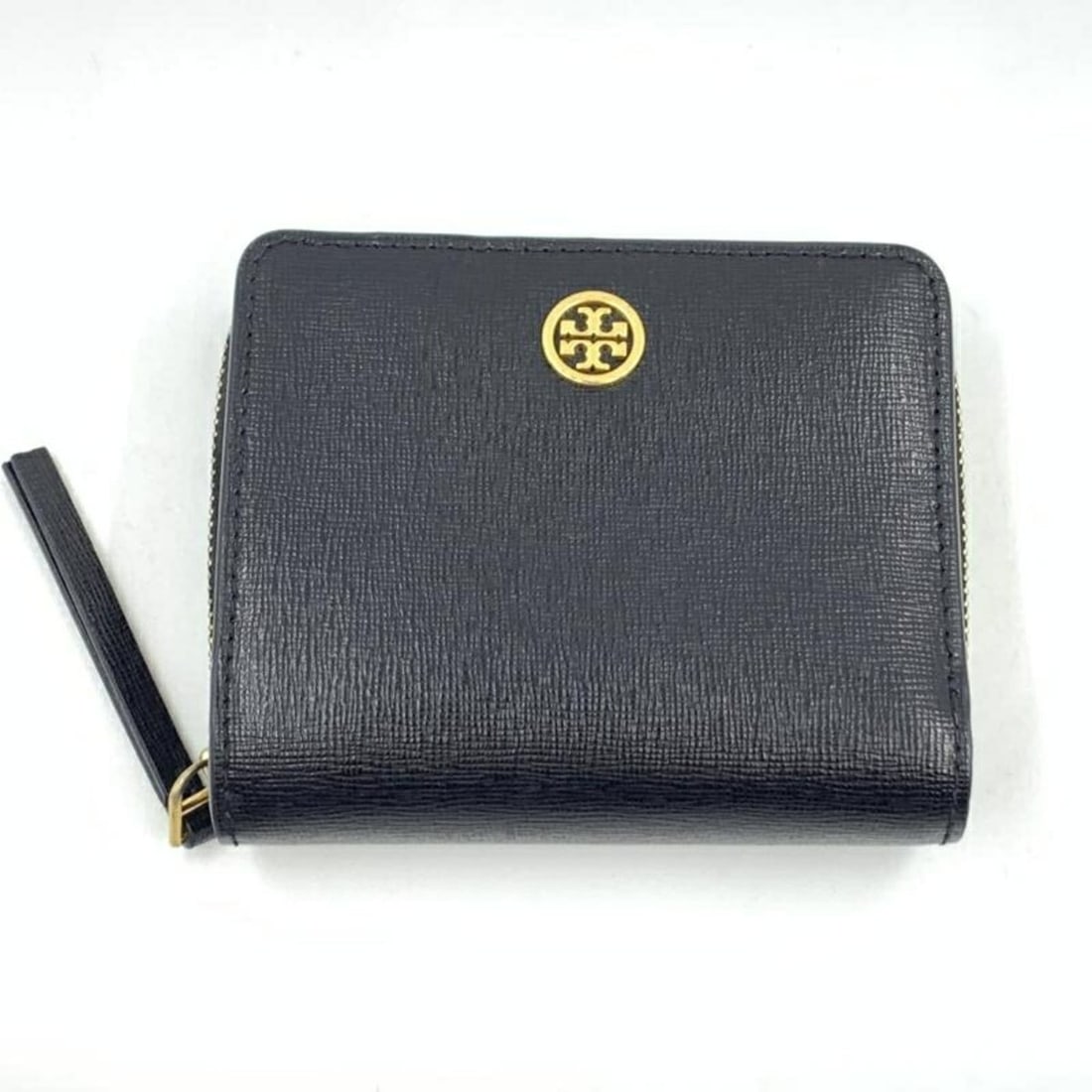 TORY BURCH ROBINSON Round Zip Bifold Wallet 88731 Black Tory Burch: --- Catalog ---Category: SizeSize (HxWxD): 9cm x 11cm x 3cm / 3.54'' x 4.33'' x 1.18''Category: DesignType: Wallet (bi-fold)Color: BlackGender: Men,WomenMaterial: Leather Category: GeneralBrand: Tory
