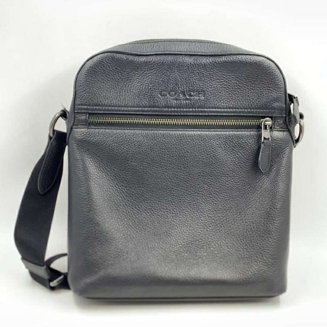 COACH 4011 Pebble Leather Houston Flight Bag Black R-C Coach: --- Catalog ---Category: SizeSize (HxWxD): 26cm x 24cm x 3.5cm / 10.23'' x 9.44'' x 1.37''Category: DesignType: Shoulder bagColor: BlackGender: MenMaterial: Leather Category: GeneralBrand: Coach--- It