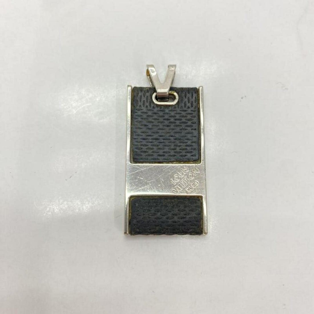 LOUIS VUITTON Damier Pendant Soho Black Top Louis Vuitton: --- Catalog ---Category: SizePendant Size: 37mm x 20mm / 1.45'' x 0.78''Category: DesignColor: BlackGender: Men,WomenPendant Type: PendantNecklace Type: PendantCategory: GeneralLine: DamierBrand: Loui
