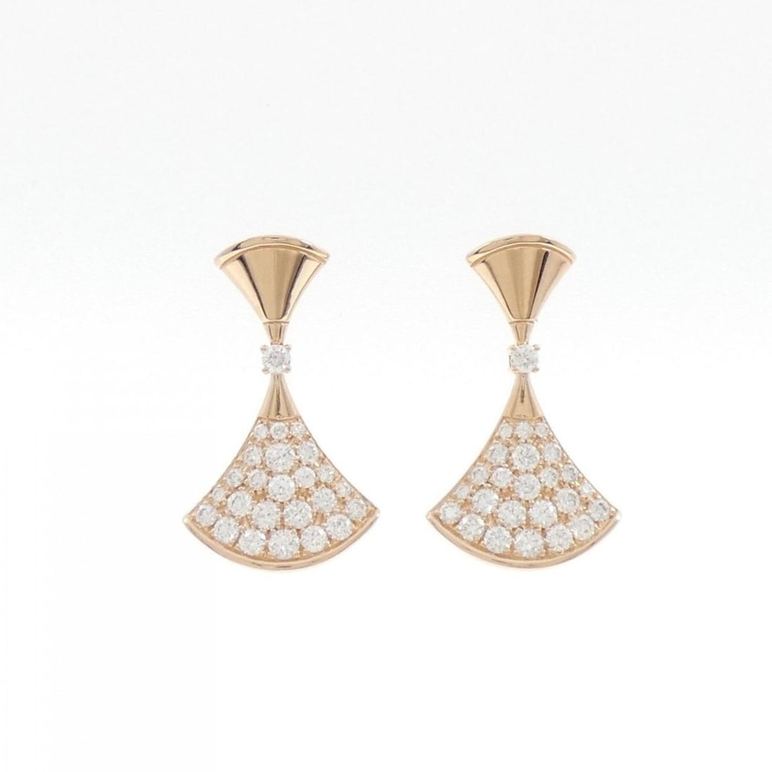 Bvlgari Diva's Dream Earrings: --- Catalog ---Category: SizeWeight: 6.1g / 0.21oz.Size (HxWxD): 23.50mm x 14.00mm / 0.93'' x 0.55''Category: DesignType: Drop earringsStone: DiamondGender: WomenMaterial: Pink gold (18K)Category: Gen