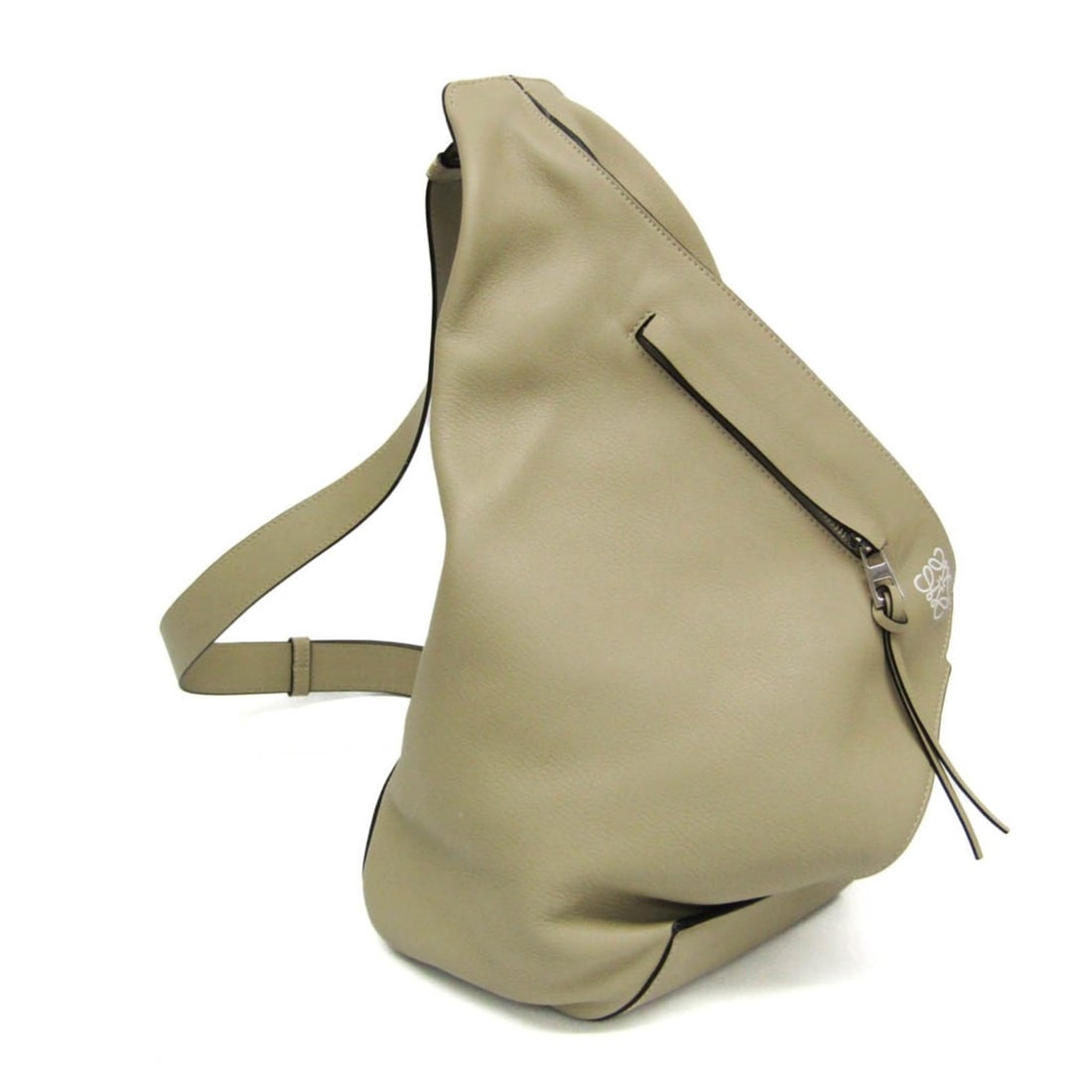 Loewe Anton Sling Bag Men,Women Leather Shoulder Bag Grayish: --- Catalog ---Category: SizeSize (HxWxD): 43cm x 25cm x 21cm / 16.92'' x 9.84'' x 8.26''Strap Length: 73cm - 88cm / 28.74'' - 34.64''Category: DesignType: Shoulder bagColor: GrayishGender: Men,WomenC