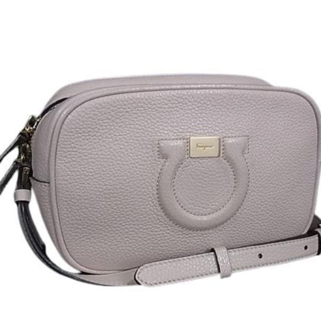 Salvatore Ferragamo Gancini Shoulder Bag AU21 H006 Pink Beige Leather Women's: --- Catalog ---Category: SizeSize (HxWxD): 11.5cm x 17.5cm x 5.5cm / 4.52'' x 6.88'' x 2.16''Category: DesignType: Handbag, Shoulder bag, Tote bagColor: Pink beigeGender: Men,WomenMaterial: Leather
