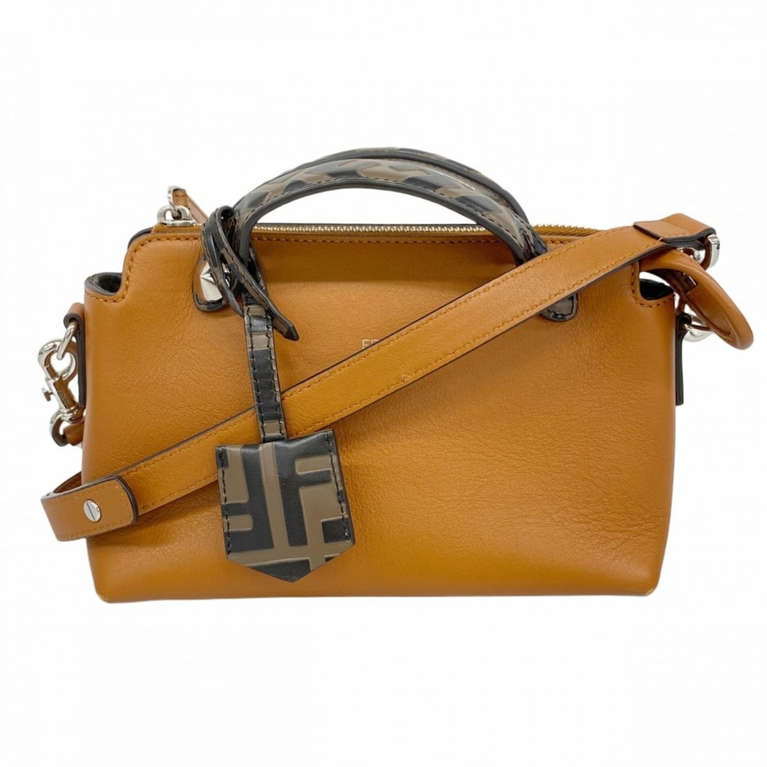 Fendi Zucca By the Way handbag in light brown leather, a two-way bag for women.: --- Catalog ---Category: SizeSize (HxWxD): 13cm x 21cm x 9.5cm / 5.11'' x 8.26'' x 3.74''Category: DesignType: HandbagColor: Light brownGender: WomenMaterial: Leather Hardware Color: SilverCategory: G