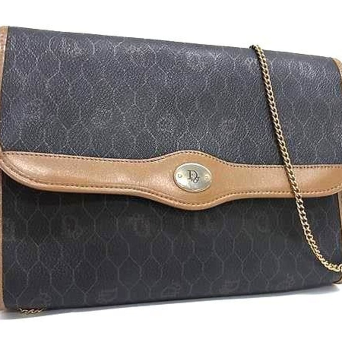 Christian Dior Brown Leather Shoulder Bag with Honeycomb Pattern and Chain: --- Catalog ---Category: SizeSize (HxWxD): 17cm x 23.5cm x 4cm / 6.69'' x 9.25'' x 1.57''Category: DesignType: Handbag, Shoulder bag, Tote bagColor: BrownGender: Men,WomenClosure: FlapMaterial: PVC ,