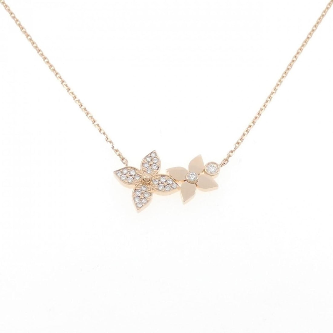 Louis Vuitton Star Blossom Double Necklace: --- Catalog ---Category: SizePendant Size: 13.9mm x 21.7mm / 0.54'' x 0.85''Neck Circumference: 39 cm - 41 cm / 15.35'' - 16.14''Category: DesignStone: DiamondGender: WomenMaterial: Pink gold (18K)Pen