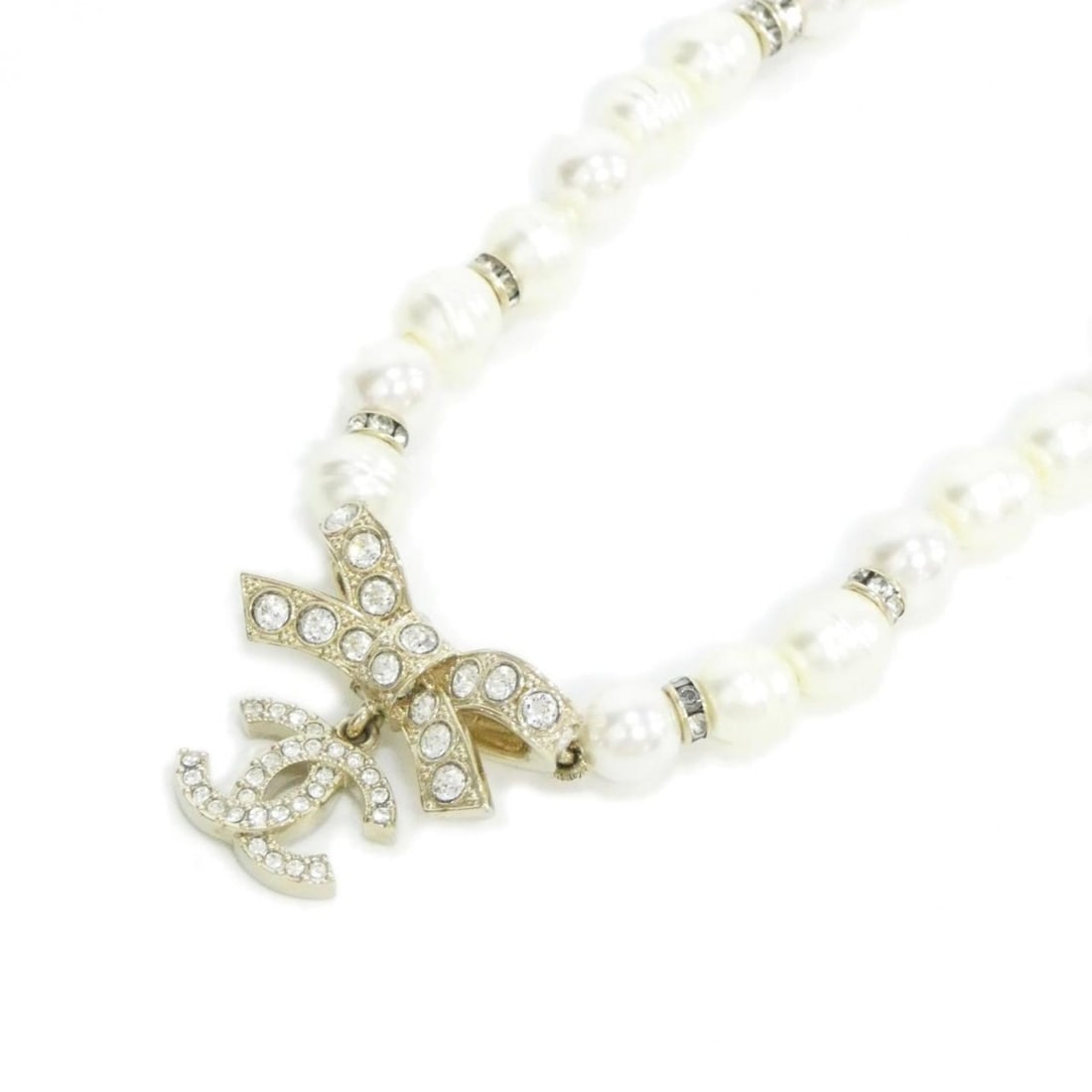 Chanel ABA871 necklace: --- Catalog ---Category: SizePendant Size: 28mm x 28mm / 1.1'' x 1.1''Neck Circumference: 30 cm - 37 cm / 11.81'' - 14.56''Category: DesignColor: Gold, WhiteStone: Artificial pearl, CrystalGender: Wom