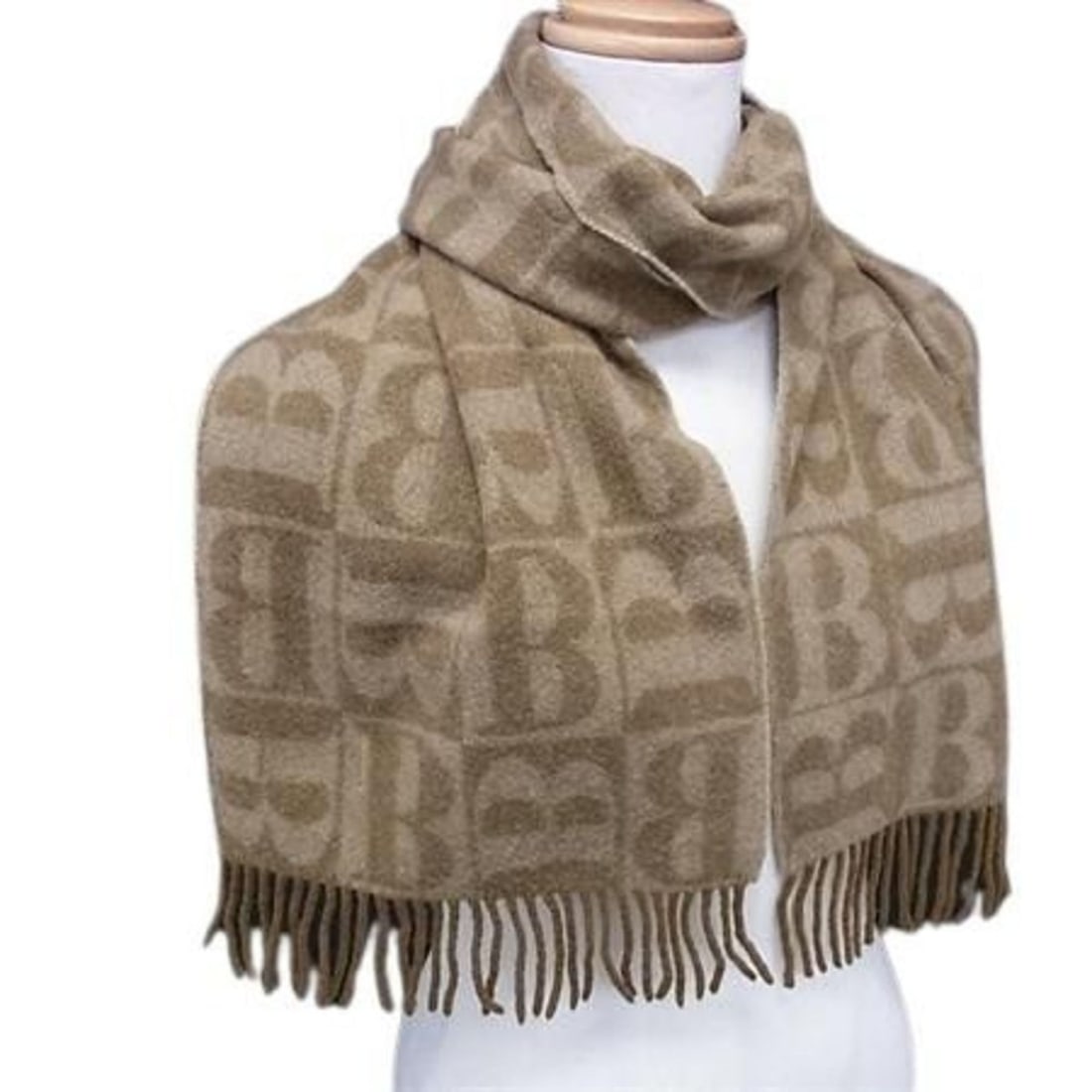 BURBERRY B Brown Cashmere Stole/Scarf for Men and Women: --- Catalog ---Category: SizeSize (LxW): 1.35m x 25.5cm / 53.14'' x 10.03''Category: DesignType: StoleColor: BrownGender: Men,Women,UnisexMaterial: Cashmere 100%Category: GeneralBrand: Burberry--- Ite