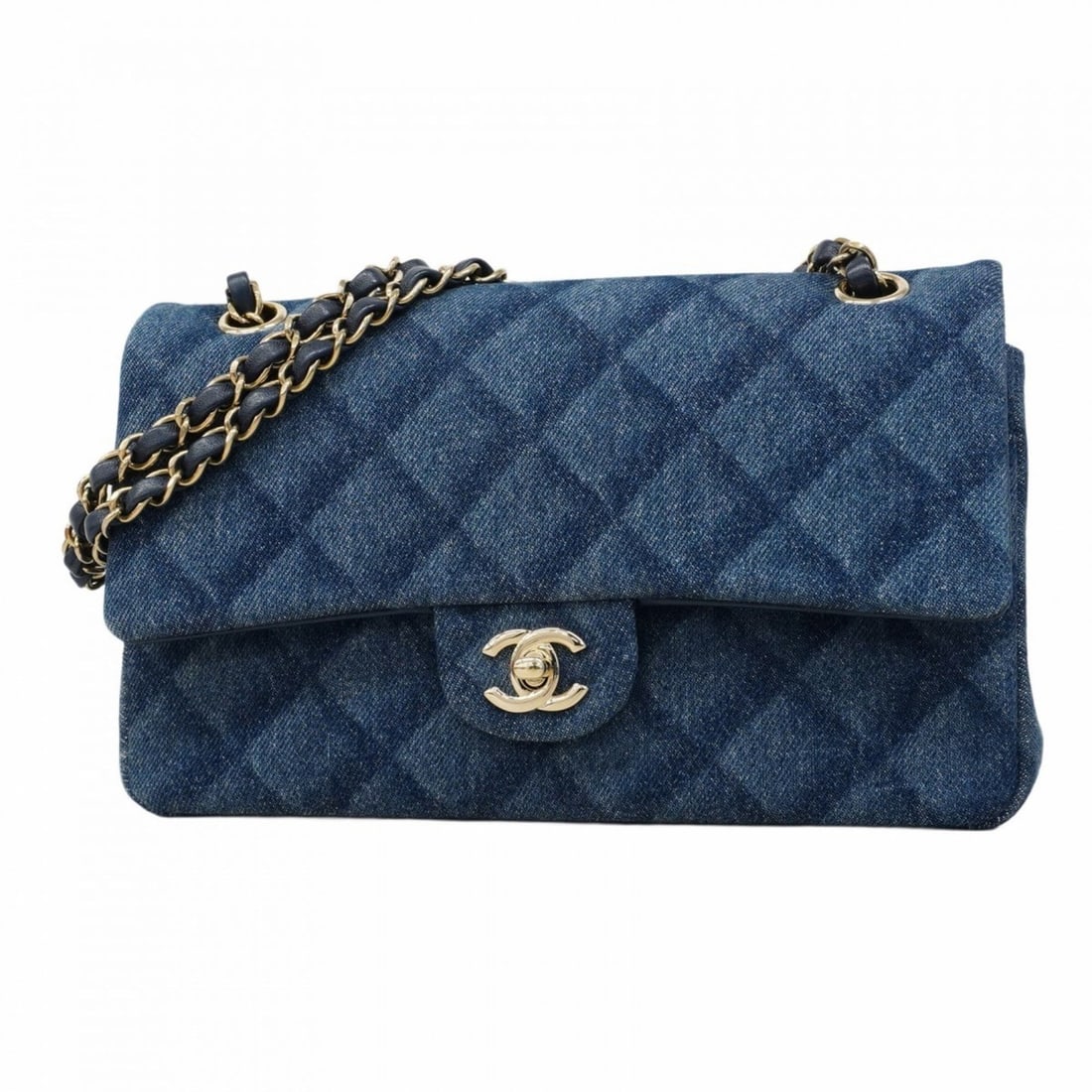 Chanel Shoulder Bag Matelasse Double Flap Chain Denim Blue Women's: --- Catalog ---Category: SizeSize (HxWxD): 17cm x 26cm x 7cm / 6.69'' x 10.23'' x 2.75''Category: DesignType: Shoulder bagColor: BlueGender: WomenMaterial: Denim Hardware Color: SilverCategory: Genera