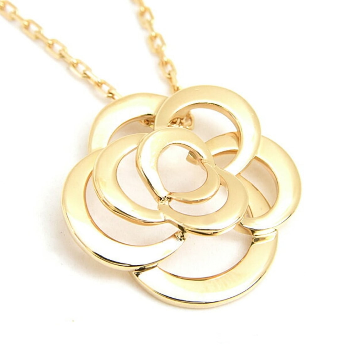 Chanel Women's Camellia Pendant Necklace in 18K Yellow Gold (J2925 750YG): --- Catalog ---Category: SizePendant Size: 18.8mm x 19.2mm / 0.74'' x 0.75''Neck Circumference: 38 cm - 41 cm / 14.96'' - 16.14''Category: DesignColor: Yellow goldGender: WomenMaterial: Yellow gold (1
