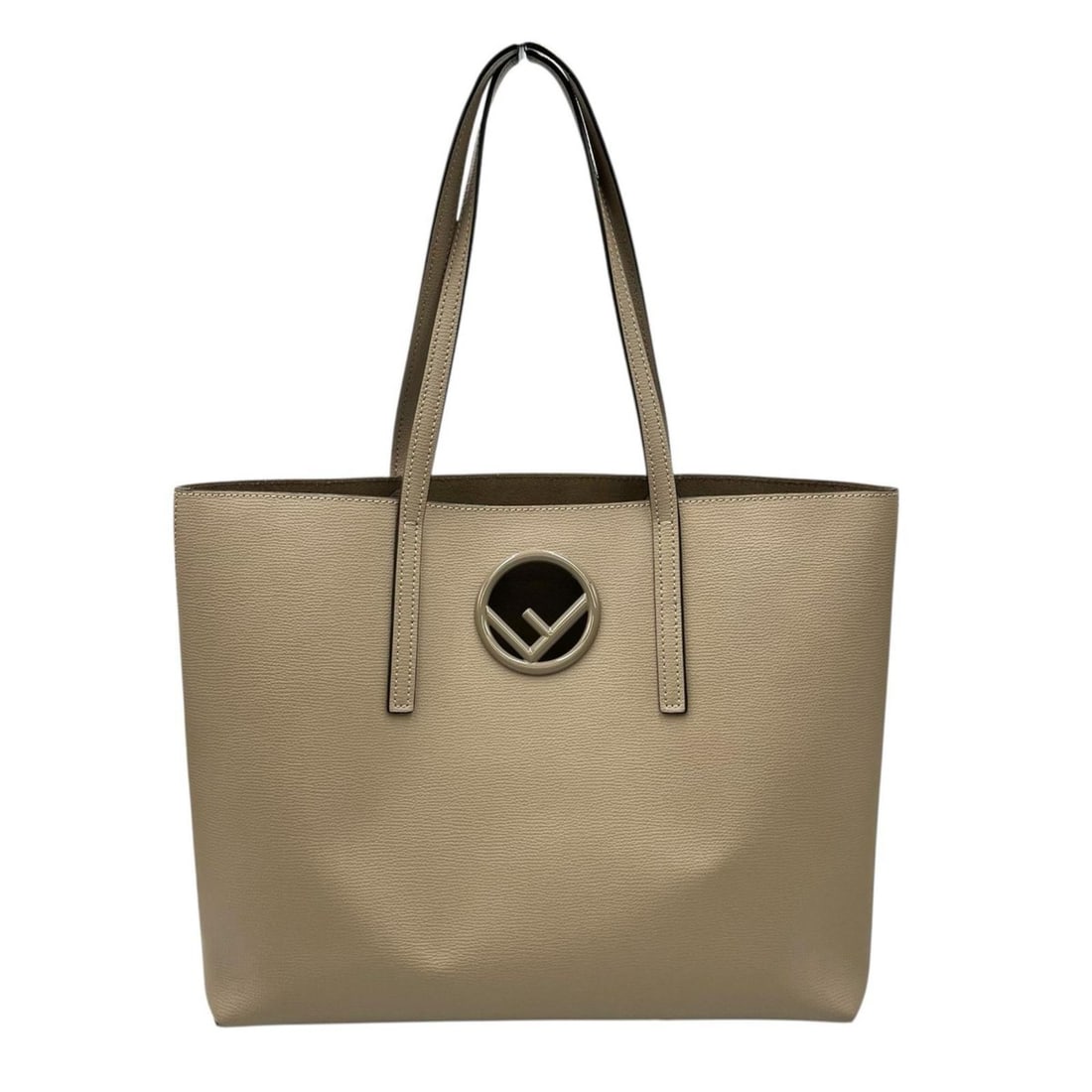 Fendi Logo Shopping Tote Bag in Beige Calfskin for Women: --- Catalog ---Category: SizeSize (HxWxD): 27.5cm x 34cm x 14cm / 10.82'' x 13.38'' x 5.51''Category: DesignType: HandbagColor: BeigeGender: WomenMaterial: Leather Category: GeneralBrand: Fendi--- Ite