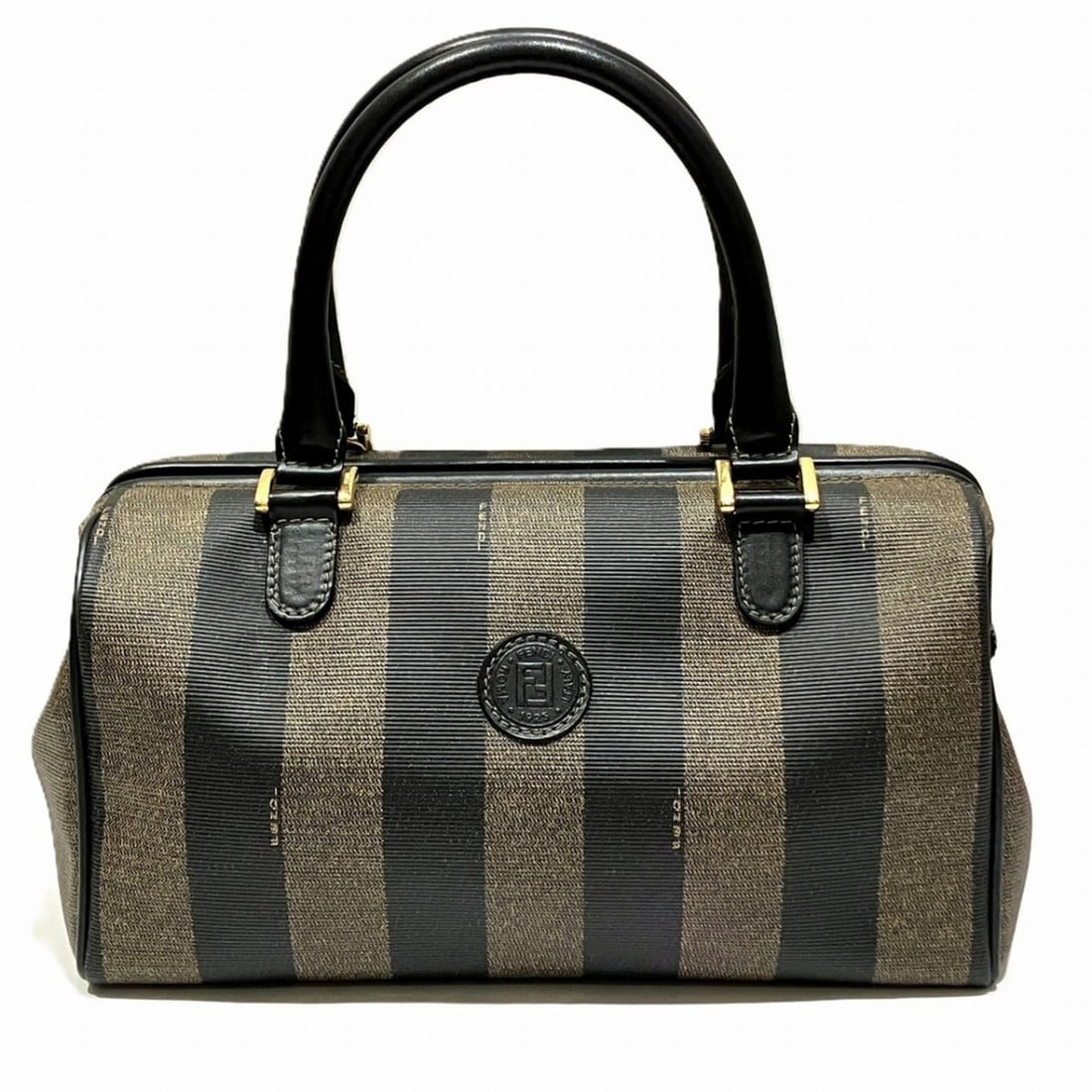 Fendi Boston bag in pecan pattern PVC and leather: --- Catalog ---Category: SizeSize (HxWxD): 15cm x 27cm x 14cm / 5.9'' x 10.62'' x 5.51''Handle Length: 34cm / 13.38''Category: DesignType: Boston bagColor: Black, KhakiGender: Men,Women,UnisexClosure: