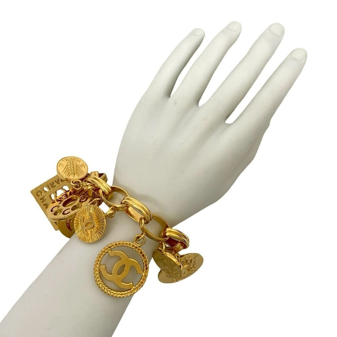 CHANEL Vintage Coco Mark Coin Motif GP Bracelet Gold 3883c: --- Catalog ---Category: SizeLength: 21cm / 8.26''Category: DesignType: Charm braceletColor: GoldGender: WomenMaterial: Gold platingCategory: GeneralBrand: Chanel--- Item List ---Section: ConditionRan