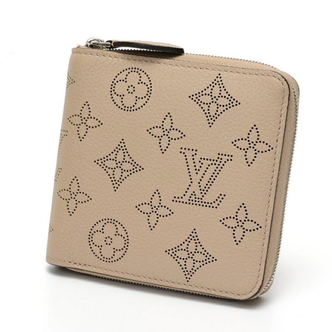 Louis Vuitton Zippy Wallet Compact M81558 Mahina Galle (Greige) RI-159630: --- Catalog ---Category: SizeSize (HxWxD): 10cm x 11cm x 1.5cm / 3.93'' x 4.33'' x 0.59''Category: DesignType: Wallet (bi-fold)Color: Galle, GrayishGender: WomenMaterial: Mahina leather Category: Gene