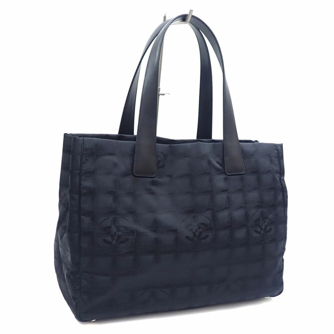 Chanel Tote Bag New Travel Line MM Women's Black Nylon A15591 Coco Mark: --- Catalog ---Category: SizeSize (HxWxD): 24cm x 35cm x 14cm / 9.44'' x 13.77'' x 5.51''Category: DesignType: Tote bagColor: BlackGender: WomenMaterial: Nylon Category: GeneralMPN: A15591Brand: Chane