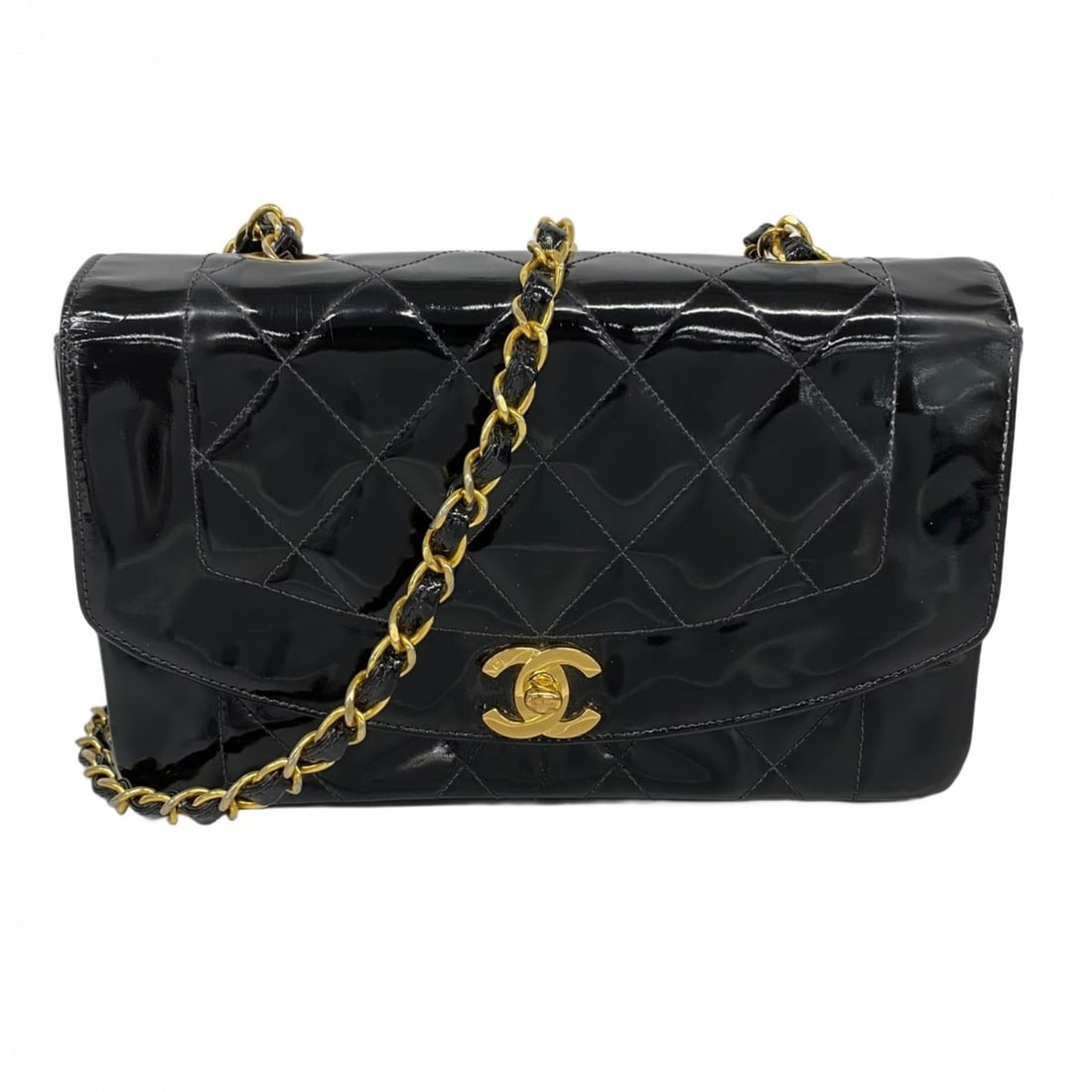 Chanel Diana Matelasse Chain Shoulder Bag in Patent Leather and Black: --- Catalog ---Category: SizeSize (HxWxD): 14cm x 21.5cm x 7cm / 5.51'' x 8.46'' x 2.75''Category: DesignType: Shoulder bagColor: BlackGender: WomenMaterial: Patent leather Hardware Color: GoldCategor