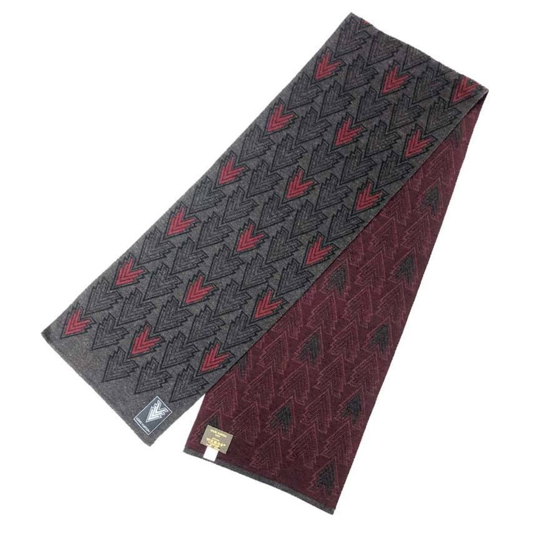 LOUIS VUITTON Echarpe Triple V M70032 wool scarf with geometric pattern in gray and burgundy. Men's.: --- Catalog ---Category: SizeSize (LxW): 1.75m x 28cm / 68.89'' x 11.02''Category: DesignType: StoleColor: Bordeaux, GrayGender: MenMaterial: Wool Category: GeneralMPN: m70032Brand: Louis VuittonCount