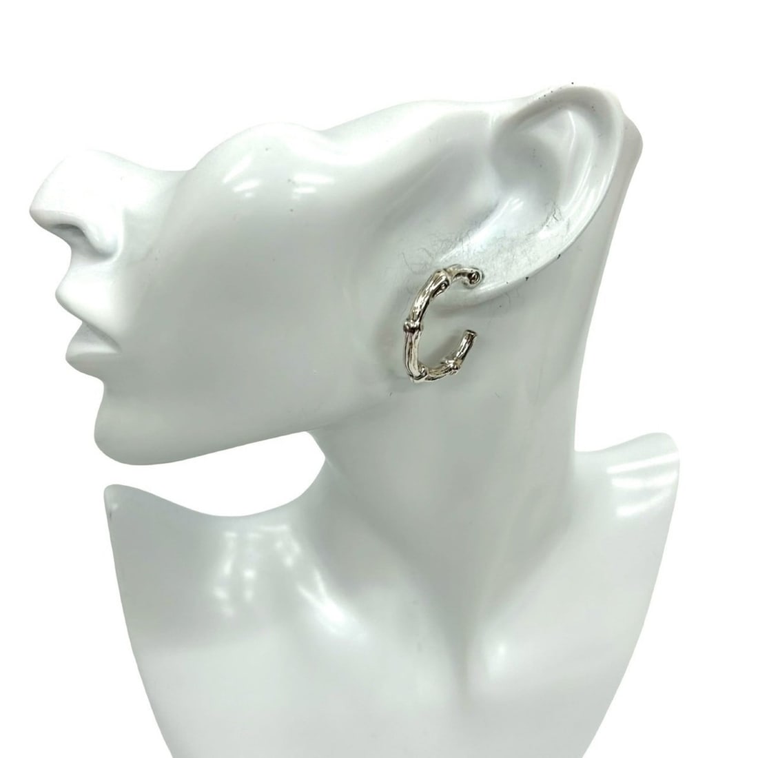 TIFFANY & Co. Tiffany Bamboo Earrings, 925 Sterling Silver, 23600: --- Catalog ---Category: SizeSize (HxWxD): 29.00mm x 5.00mm / 1.14'' x 0.20''Category: DesignType: Stud earringsColor: SilverGender: WomenMaterial: Silver 925Category: GeneralBrand: Tiffany--- Item Li