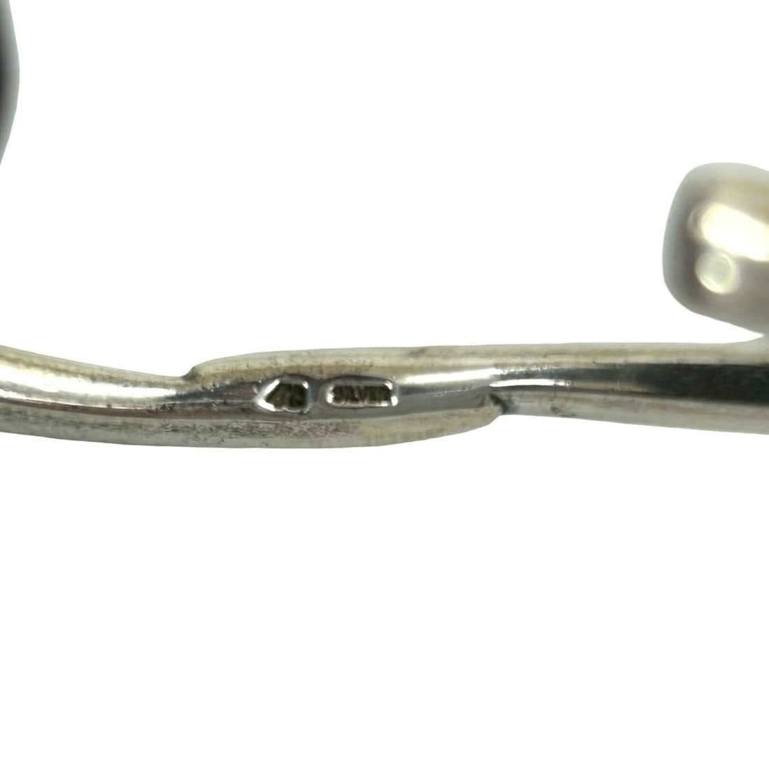 TIFFANY & Co. Tiffany Sterling Silver 925 Bangle Bracelet, 71610: --- Catalog ---Category: SizeLength: 15.5cm / 6.1''Category: DesignType: BangleColor: SilverGender: WomenMaterial: Silver 925Category: GeneralBrand: Tiffany--- Item List ---Section: ConditionRanking: