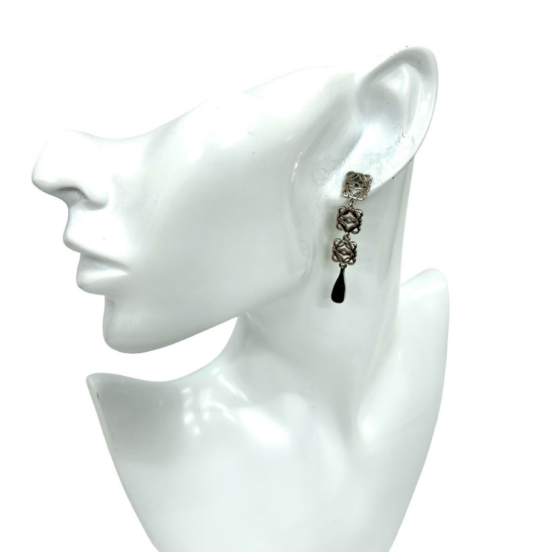 LOEWE Anagram Logo Motif Plated Earrings in Silver 06421: --- Catalog ---Category: SizeSize (HxWxD): 48.00mm x 8.00mm / 1.89'' x 0.31''Category: DesignType: Stud earringsColor: SilverGender: WomenMaterial: AlloyCategory: GeneralBrand: Loewe--- Item List ---S