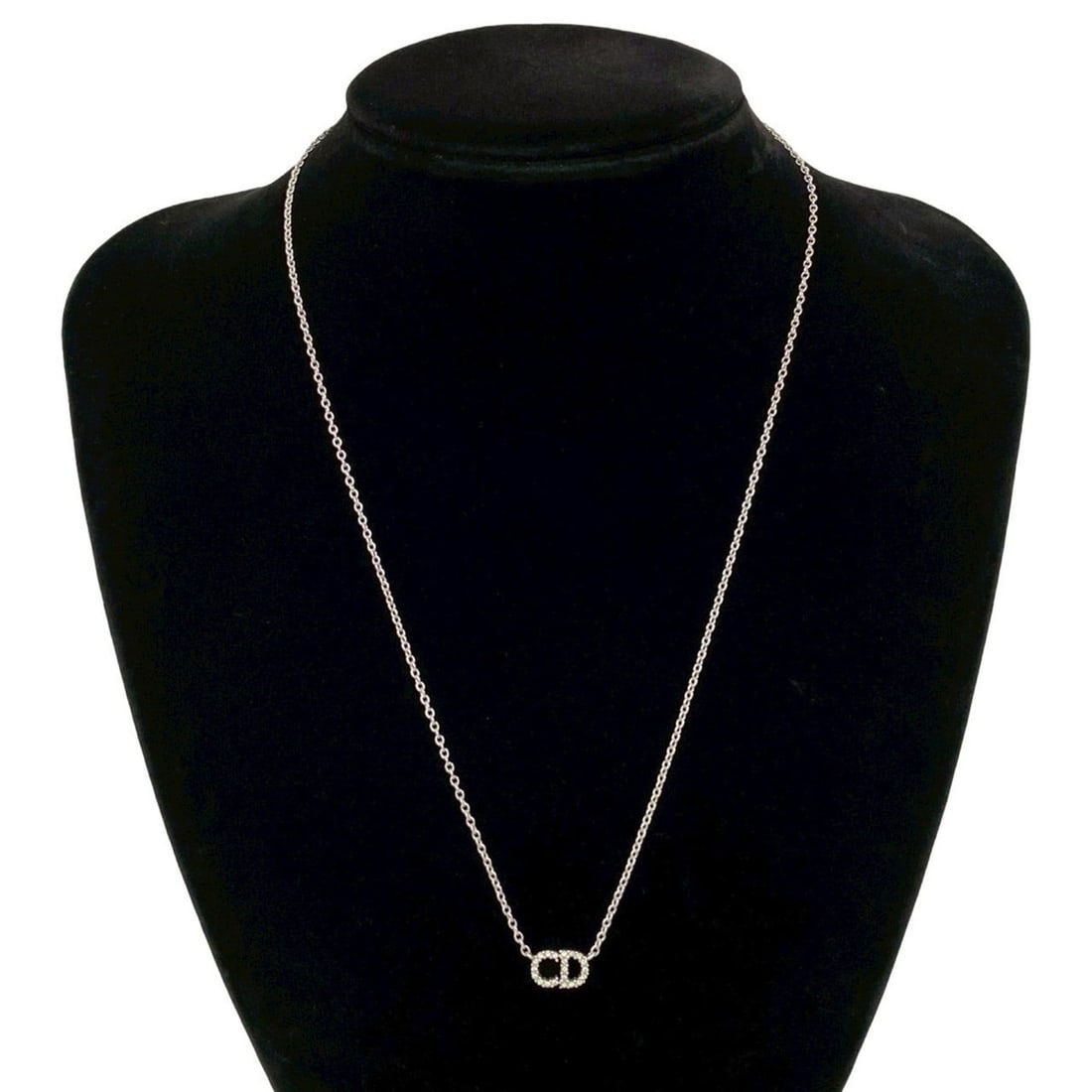 Christian Dior CD logo motif plated chain necklace pendant choker silver 99862: --- Catalog ---Category: SizePendant Size: 6mm x 11mm / 0.23'' x 0.43''Neck Circumference: 50.5 cm / 19.88''Category: DesignColor: SilverGender: WomenMaterial: AlloyPendant Type: PendantNecklace Type: