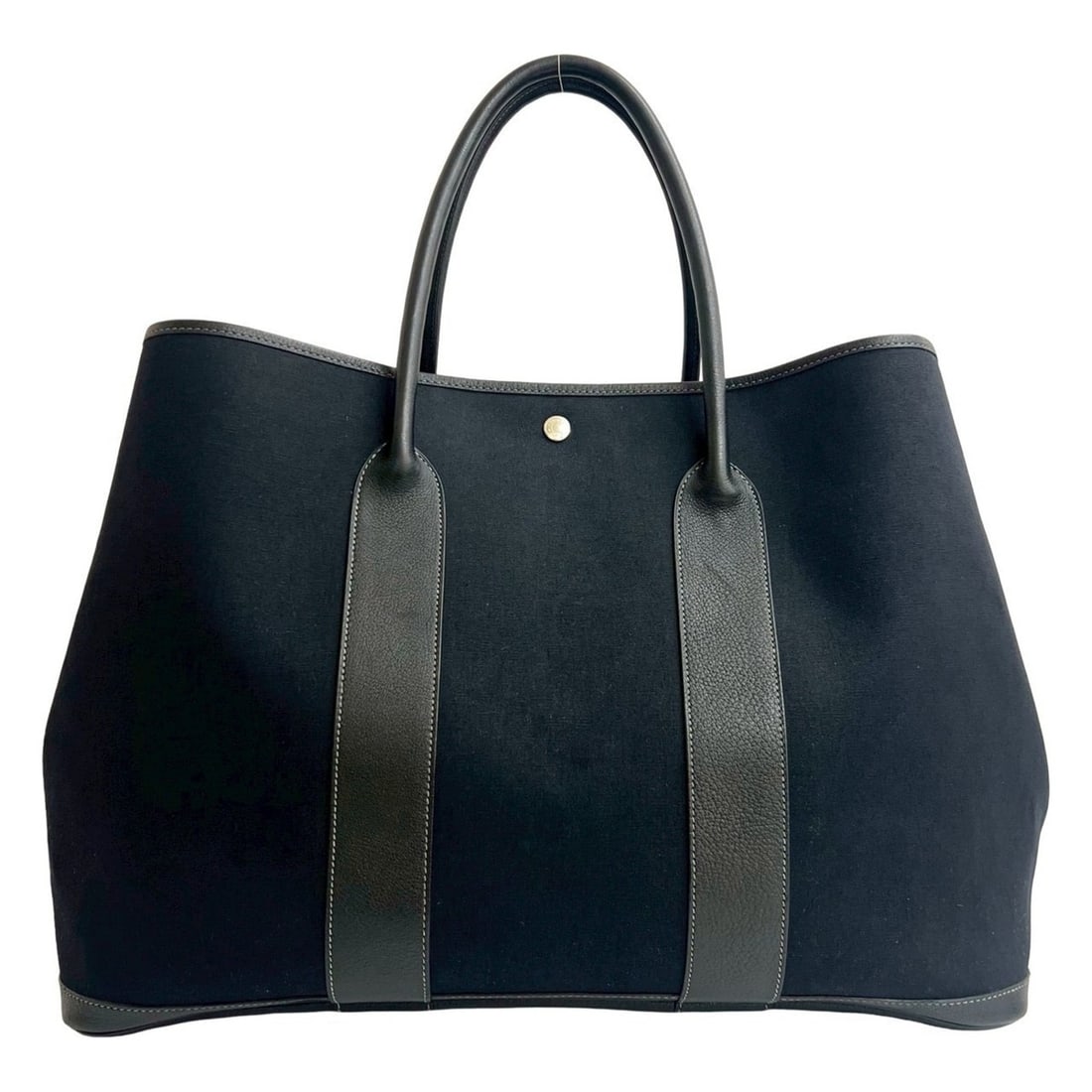HERMES Garden Party GM Negonda Toile Military Tote Bag, Black, 30345, H Stamp: --- Catalog ---Category: SizeSize (HxWxD): 36cm x 49.5cm x 24.5cm / 14.17'' x 19.48'' x 9.64''Category: DesignType: Handbag, Tote bagColor: BlackGender: WomenMaterial: Negonda leather Category: Genera