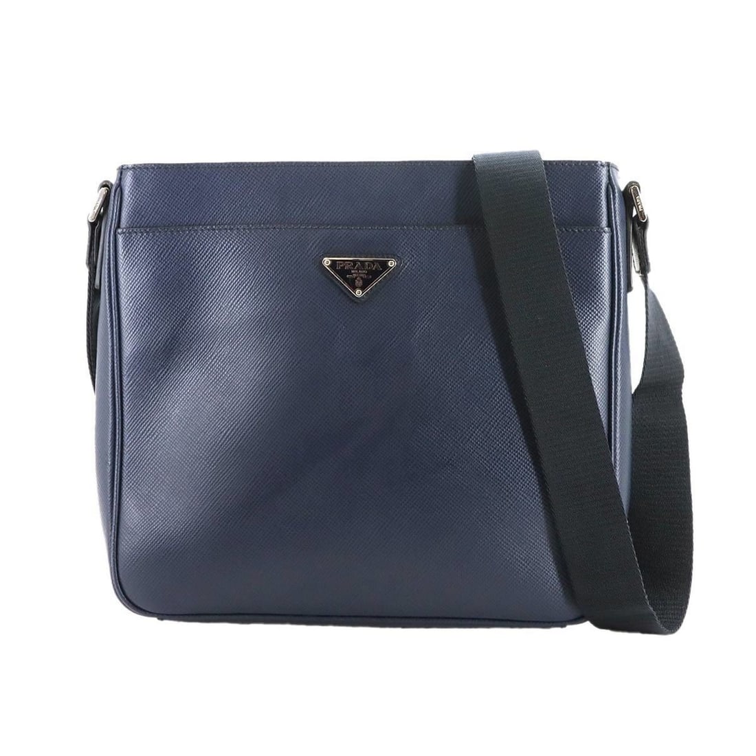 Prada Saffiano Shoulder Bag in Navy Leather with Silver Hardware (VA1086): --- Catalog ---Category: SizeSize (HxWxD): 24.5cm x 26cm x 5.5cm / 9.64'' x 10.23'' x 2.16''Category: DesignType: Shoulder bagColor: NavyGender: WomenMaterial: Leather Leather/Fur Type: Saffiano leath
