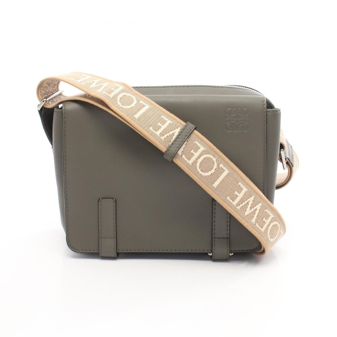 LOEWE Military Messenger Bag XS Shoulder Leather Men's Khaki B553A72X27: --- Catalog ---Category: SizeSize (HxWxD): 18cm x 24cm / 7.08'' x 9.44''Category: DesignType: Messenger bag, Shoulder bagColor: KhakiGender: Men,WomenMaterial: Leather Category: GeneralMPN: B553A72X27