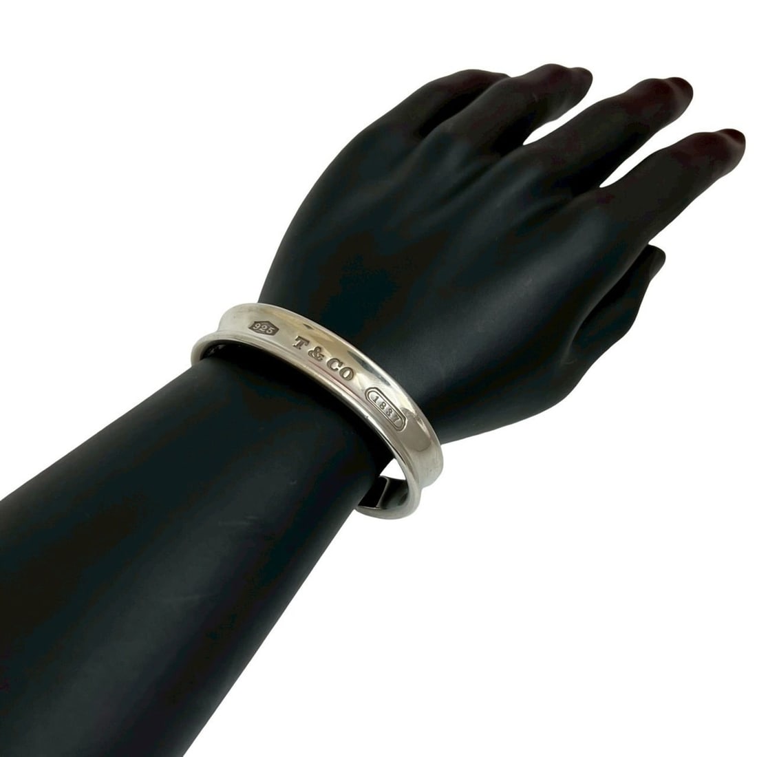 TIFFANY & Co. 1837 Narrow Bangle Logo Engraved Sterling Silver Bracelet for Men and Women 98142: --- Catalog ---Category: SizeLength: 16cm / 6.29''Category: DesignType: Charm braceletColor: SilverGender: Men,WomenMaterial: Silver 925Category: GeneralBrand: Tiffany--- Item List ---Section: Conditi