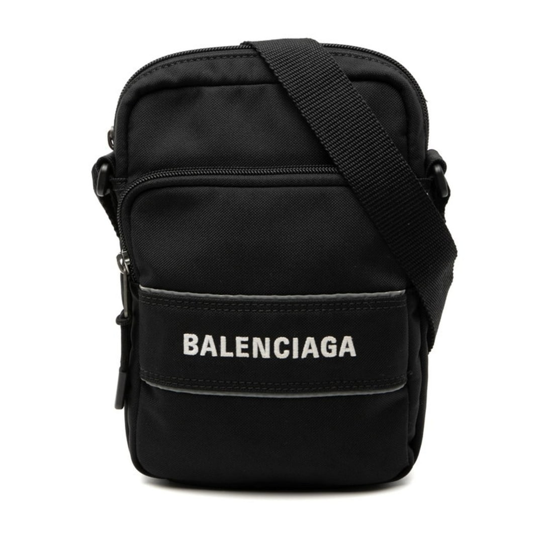 Balenciaga Sport Shoulder Bag/Messenger Bag 638657 Black Nylon Men's BALENCIAGA: --- Catalog ---Category: SizeSize (HxWxD): 22cm x 15.5cm x 16.5cm / 8.66'' x 6.1'' x 6.49''Category: DesignType: Messenger bag, Shoulder bagColor: BlackGender: MenMaterial: Nylon Category: GeneralMPN: