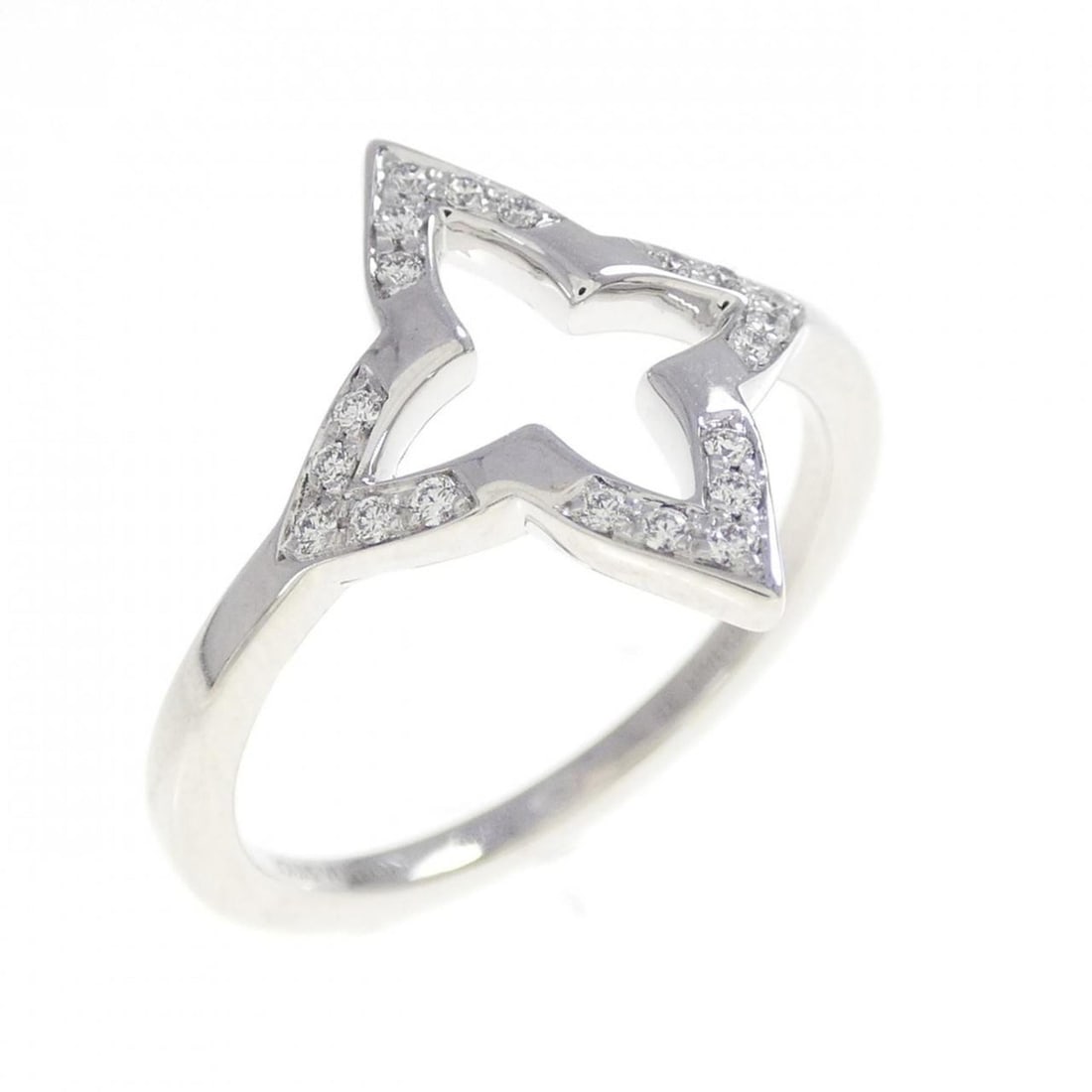 Louis Vuitton Ombre Blossom Ring: --- Catalog ---Category: SizeUS Size: 6Brand Size: 51Category: DesignType: Band ringGender: WomenMaterial: White gold (18K)Category: GeneralMPN: Q0I28ABrand: Louis Vuitton--- Item List ---Section: Con