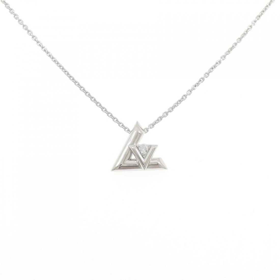 Louis Vuitton Volt One PM Necklace: --- Catalog ---Category: SizePendant Size: 11.9mm x 13.3mm / 0.46'' x 0.52''Neck Circumference: 42 cm - 45 cm / 16.53'' - 17.71''Category: DesignStone: DiamondGender: WomenMaterial: White gold (18K)Pe