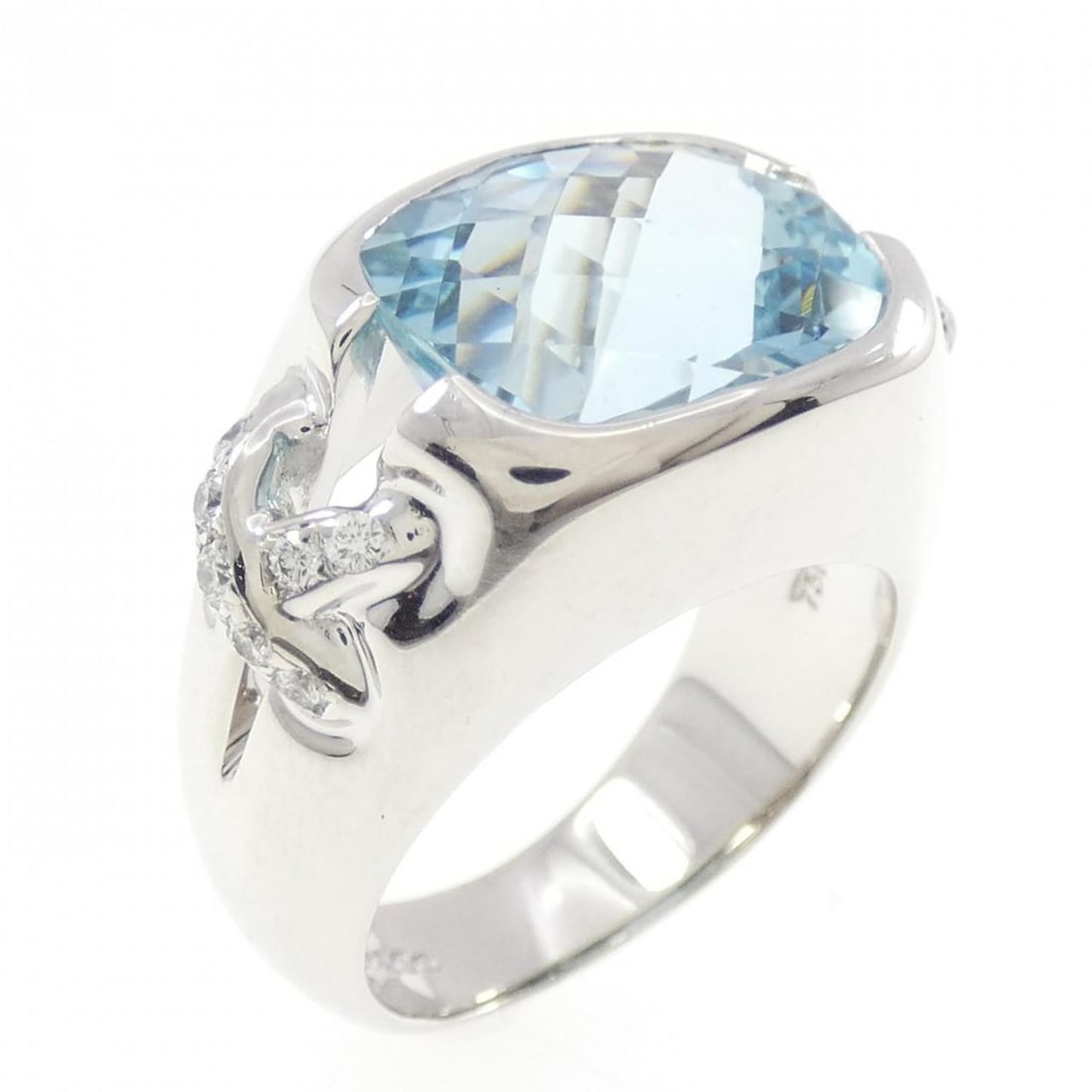 Tiffany colored stone ring: --- Catalog ---Category: SizeJP Size: 11.0US Size: 6Category: DesignType: Band ringStone: Aquamarine, DiamondGender: WomenMaterial: White gold (18K)Category: GeneralBrand: Tiffany--- Item List ---Sect