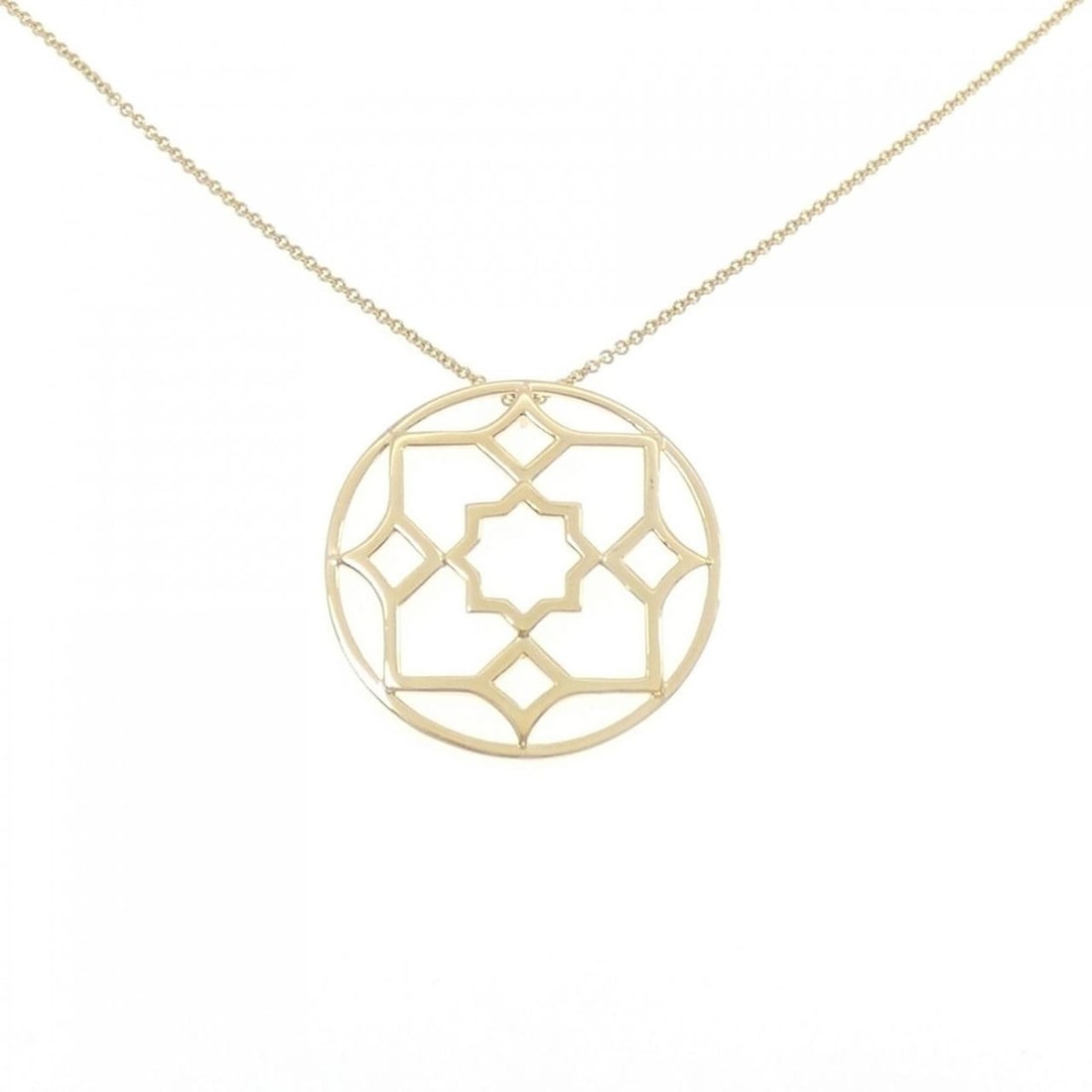Tiffany Paloma Zellige Medallion Necklace: --- Catalog ---Category: SizePendant Size: 39.4mm x 39.2mm / 1.55'' x 1.54''Neck Circumference: 61 cm / 24.01''Category: DesignColor: Yellow goldGender: Women,MenMaterial: Yellow gold (18K)Pendant