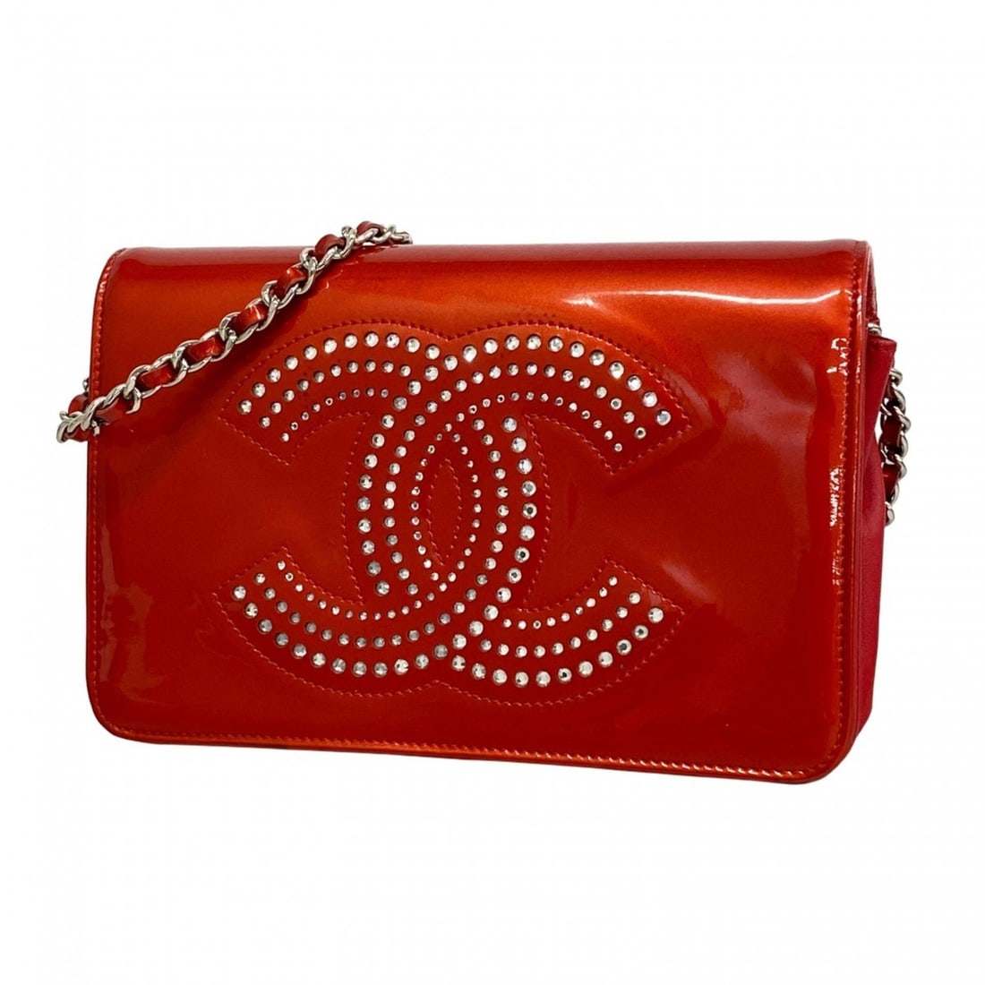 Chanel wallet/shoulder wallet with chain shoulder strap in patent leather, red, for women: --- Catalog ---Category: SizeSize (HxWxD): 13cm x 19cm x 5cm / 5.11'' x 7.48'' x 1.96''Category: DesignType: Chain/Shoulder walletColor: Red colorGender: WomenMaterial: Patent leather Category: Genera