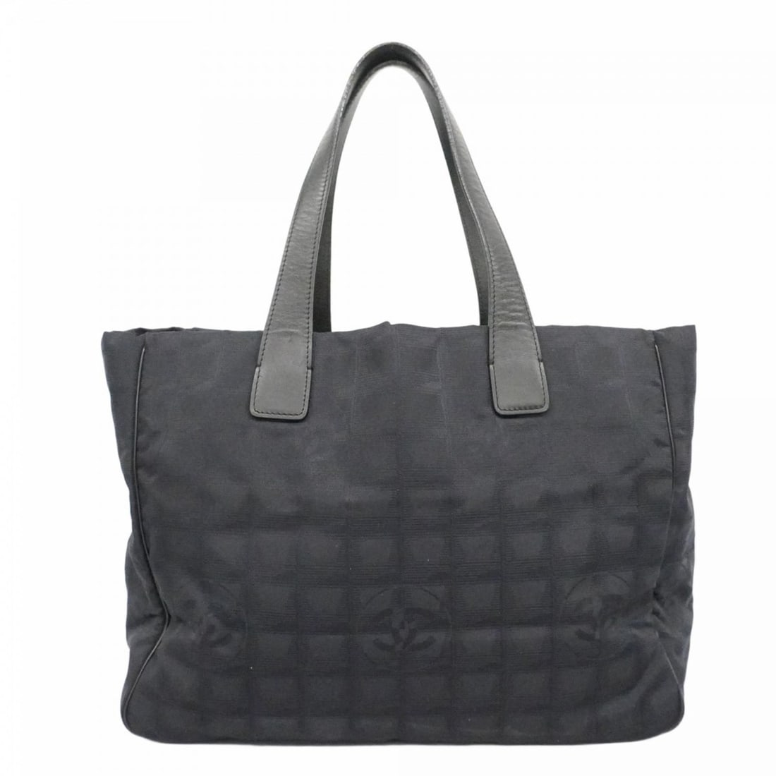 Chanel New Travel Nylon Tote Bag in Black Champagne for Women: --- Catalog ---Category: SizeSize (HxWxD): 26cm x 34.5cm x 15cm / 10.23'' x 13.58'' x 5.9''Category: DesignType: Tote bagColor: BlackGender: WomenMaterial: Nylon Hardware Color: Champagne goldCategory