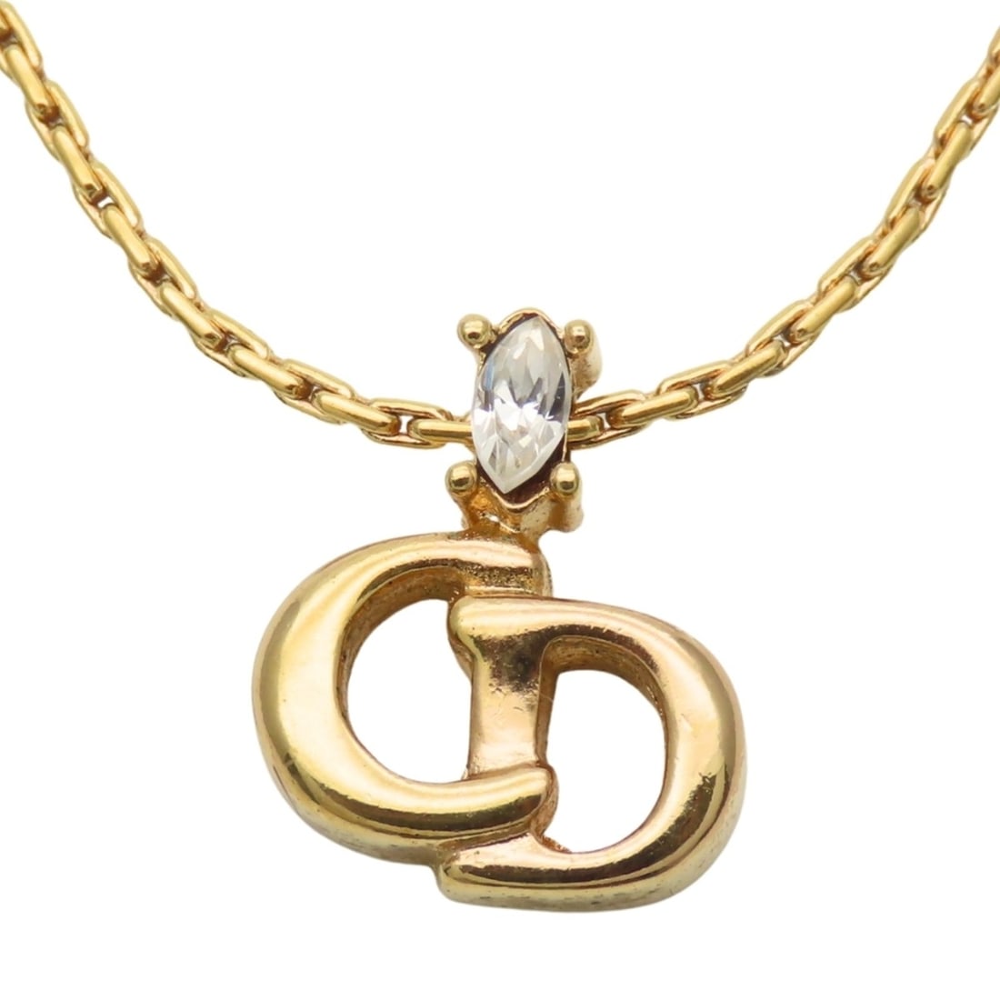Christian Dior necklace in gold-plated metal with a CD logo. Women's.: --- Catalog ---Category: SizeWeight: 4.9g / 0.17oz.Pendant Size: 15.5mm x 12.6mm / 0.61'' x 0.49''Neck Circumference: 44 cm / 17.32''Category: DesignColor: GoldGender: WomenMaterial: MetalNecklace Typ