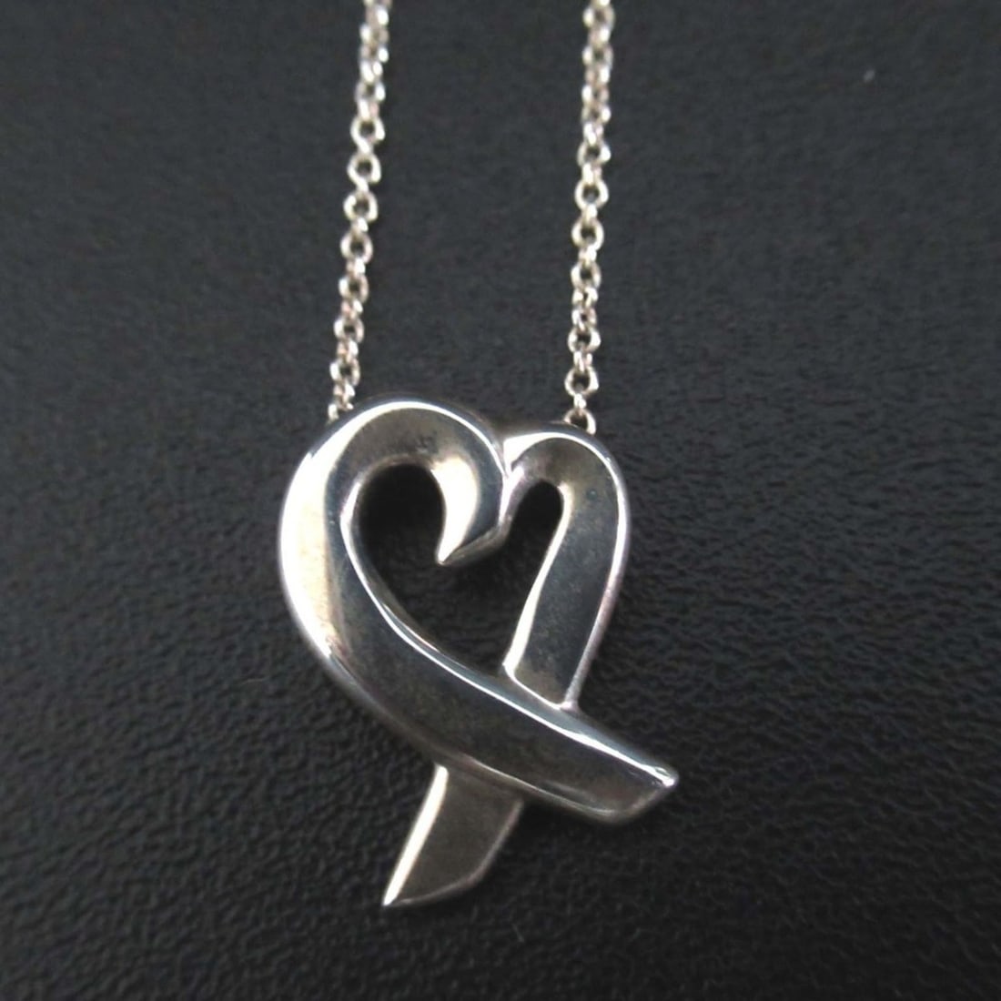 Tiffany & Co. Paloma Picasso Loving Heart Necklace Pendant in 925 SV Silver for Women: --- Catalog ---Category: SizeWeight: 3g / 0.1oz.Pendant Size: 15mm x 10mm / 0.59'' x 0.39''Neck Circumference: 41 cm / 16.14''Category: DesignColor: SilverGender: WomenMaterial: Silver 925Pendant Type