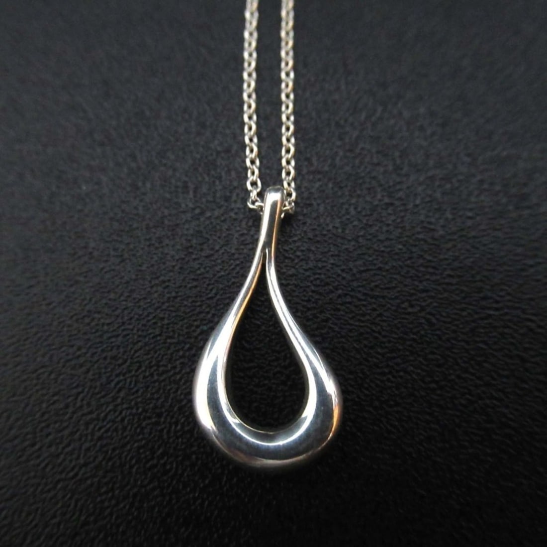 Tiffany & Co. Elsa Peretti Open Teardrop Necklace Pendant in 925 SV Silver for Women: --- Catalog ---Category: SizeWeight: 2.7g / 0.09oz.Pendant Size: 18mm x 10mm / 0.7'' x 0.39''Neck Circumference: 46.5 cm / 18.3''Category: DesignColor: SilverGender: WomenMaterial: Silver 925Pendant T